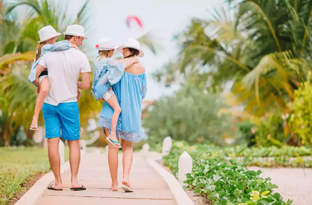 Famiglia con bambini in un villaggio turistico al mare