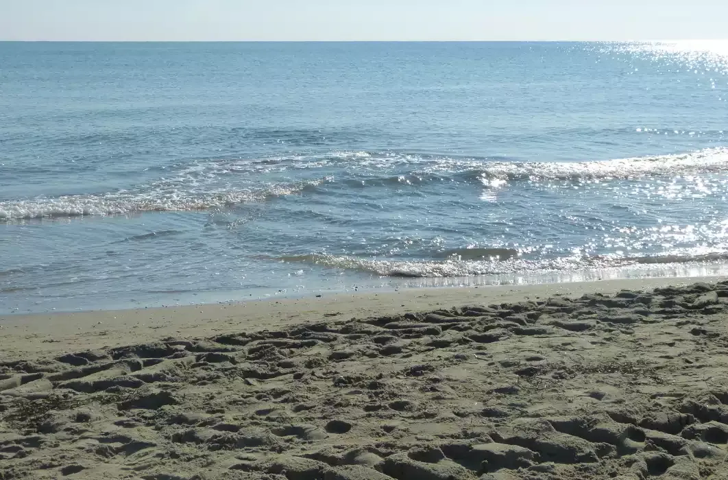 Mare calmo e spiaggia del Sud Italia nel mese di settembre