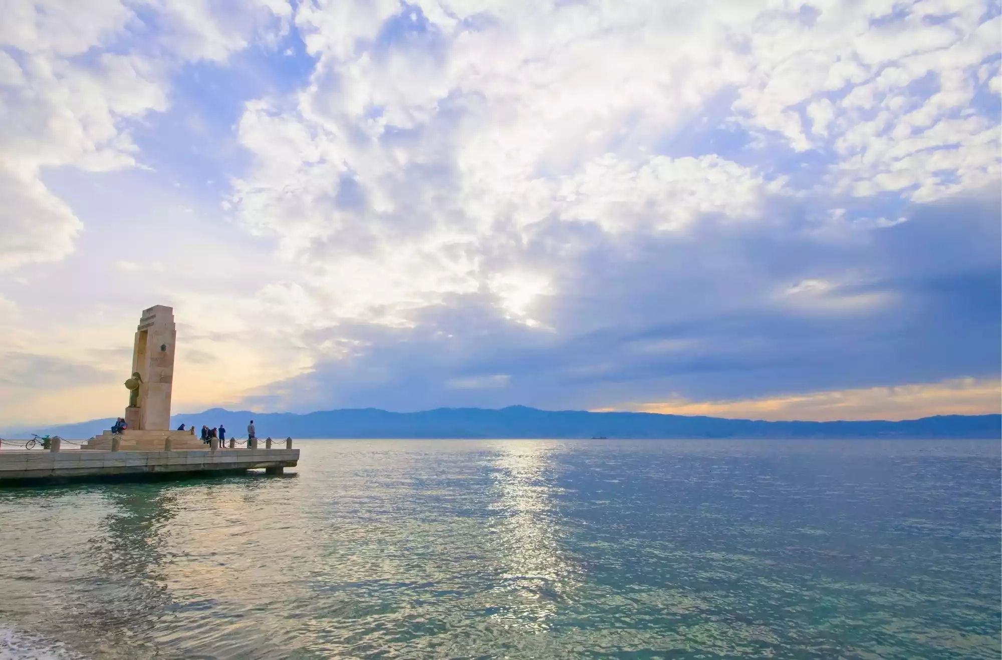 Monumento sul lungomare di Reggio Calabria, con vista sullo Stretto di Messina e sulla Sicilia. Ottimo punto di interesse per una vacanza nei villaggi Reggio Calabria.
