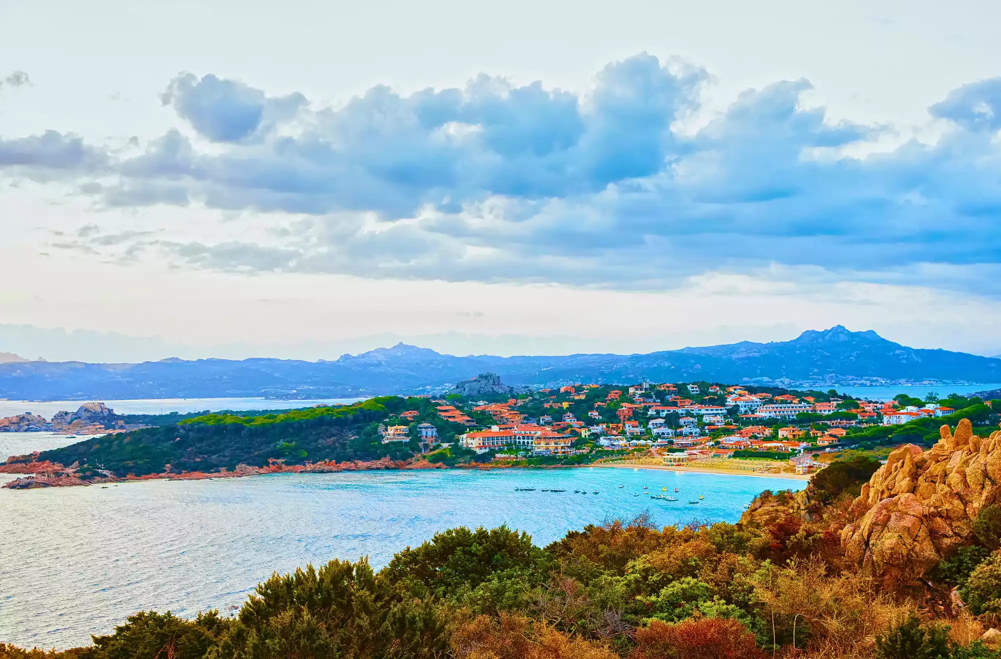 Vista sulla spiaggia di Baja Sardinia in Sardegna