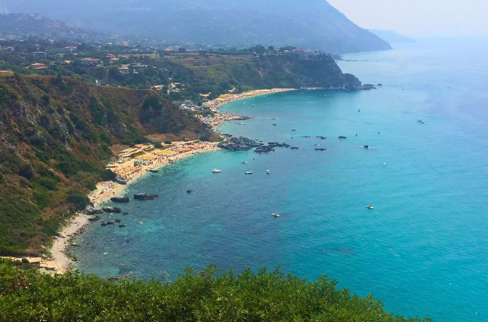 Belvedere di Capo Vaticano (Ricadi) – Uno dei punti panoramici più spettacolari della Calabria. Da qui si ammirano tutte le spiagge della Costa degli Dei, il mare cristallino e, nelle giornate limpide, anche le Isole Eolie.