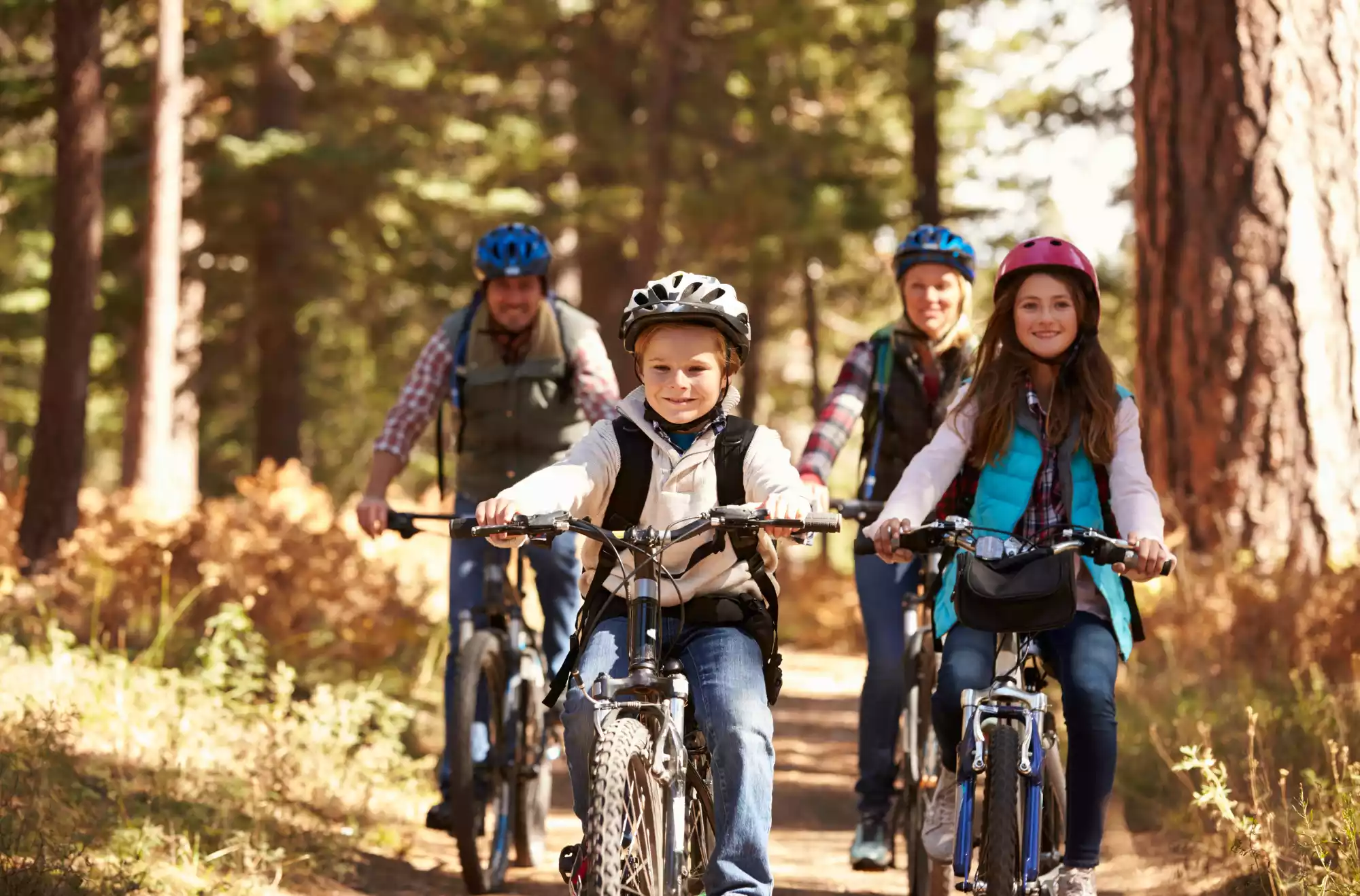 immagine rappresentativa di turismo slow con una famiglia in bici in vacanza