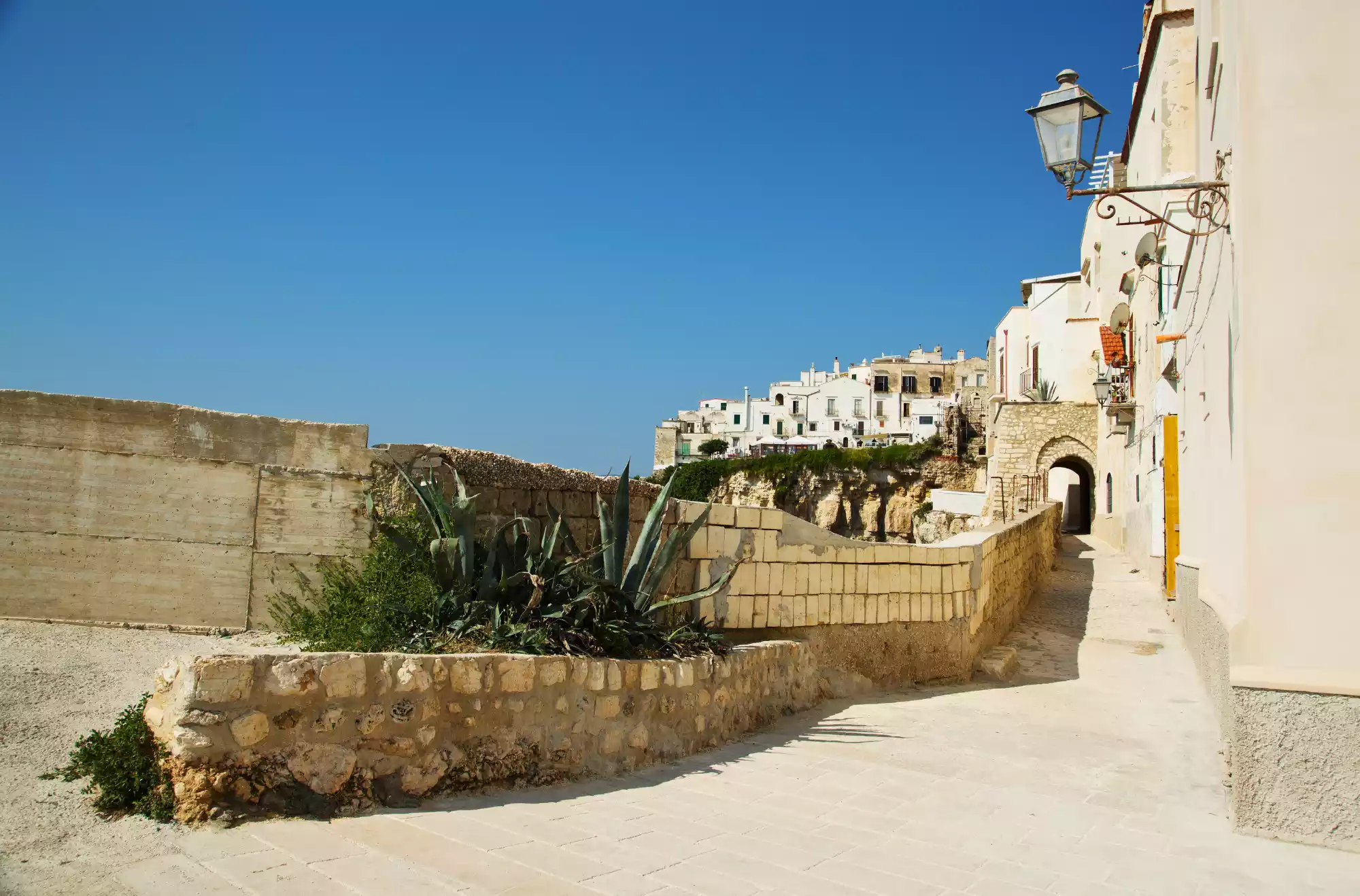 Dettaglio del centro storico di Vieste, vicino la spiaggia di Pizzomunno, famosa per le sue casette bianche