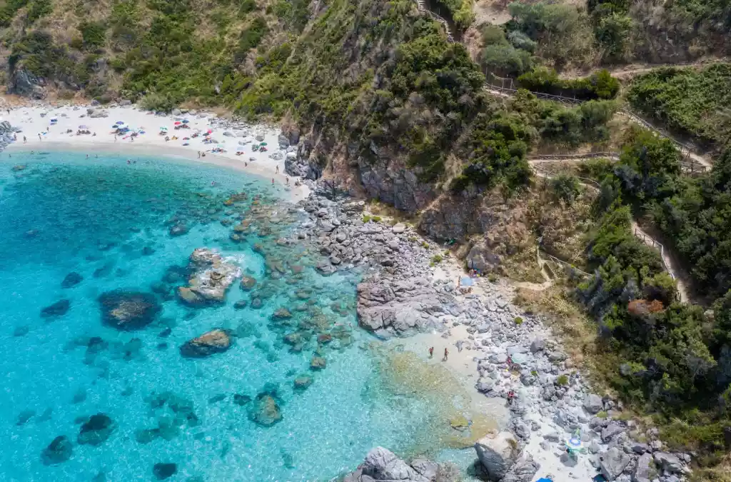 vista dall'alto della spiaggia Il paradiso del Sub a Marina di Zambrone