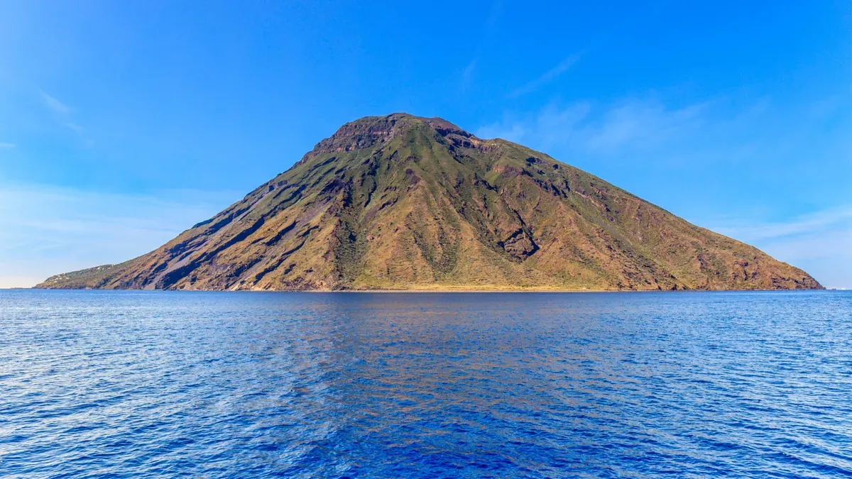 Stromboli visto dal mare nelle Isole Eolie
