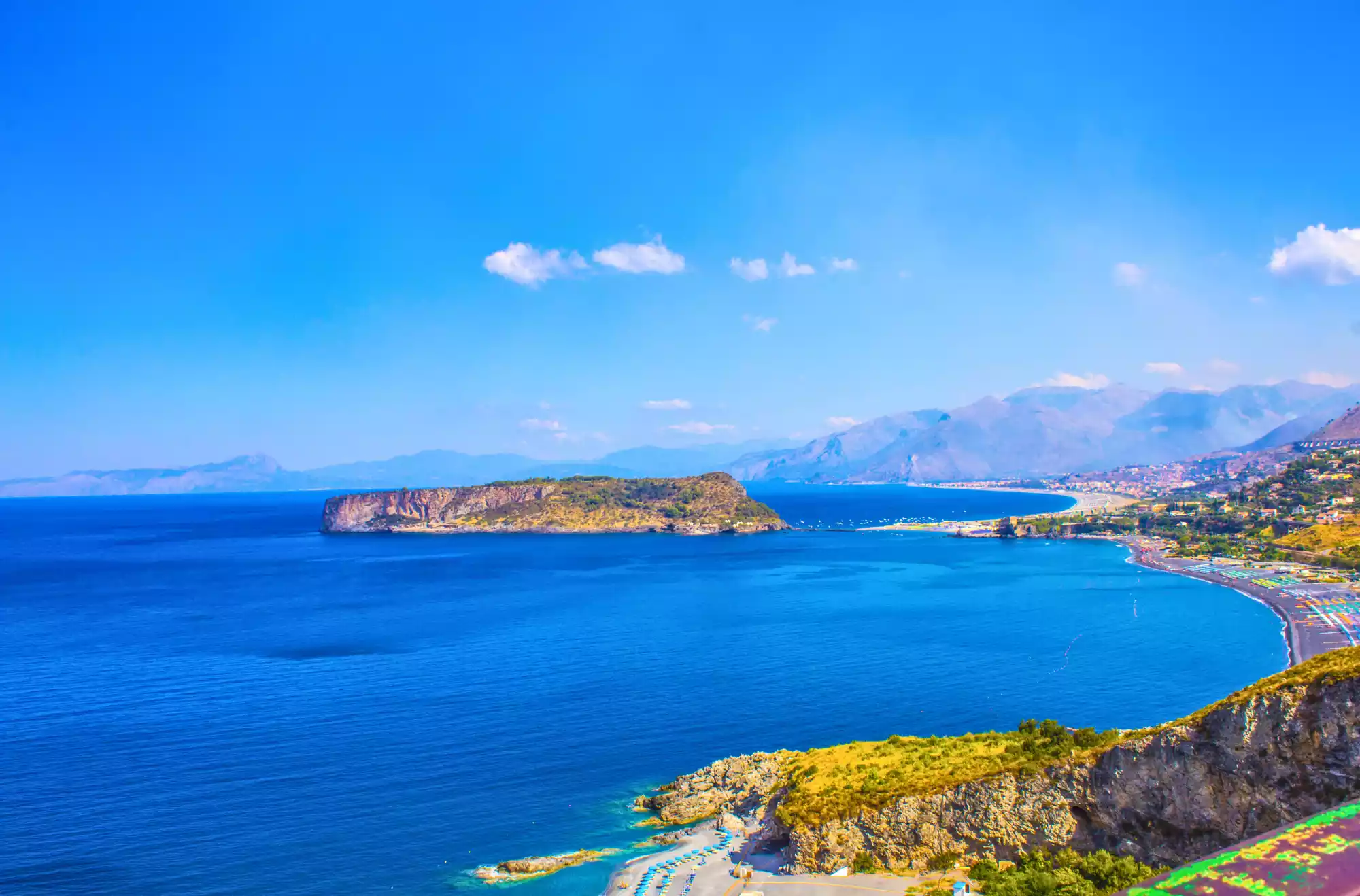 Vista panoramica dell’Isola di Dino e della costa di Praia a Mare, con mare blu intenso, spiagge e montagne sullo sfondo