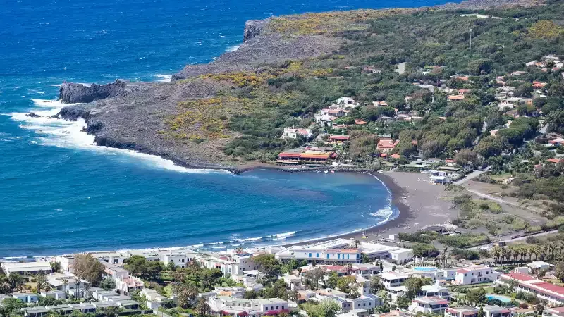 Vista aerea delle spiagge nere dell'Isola di Vulcano
