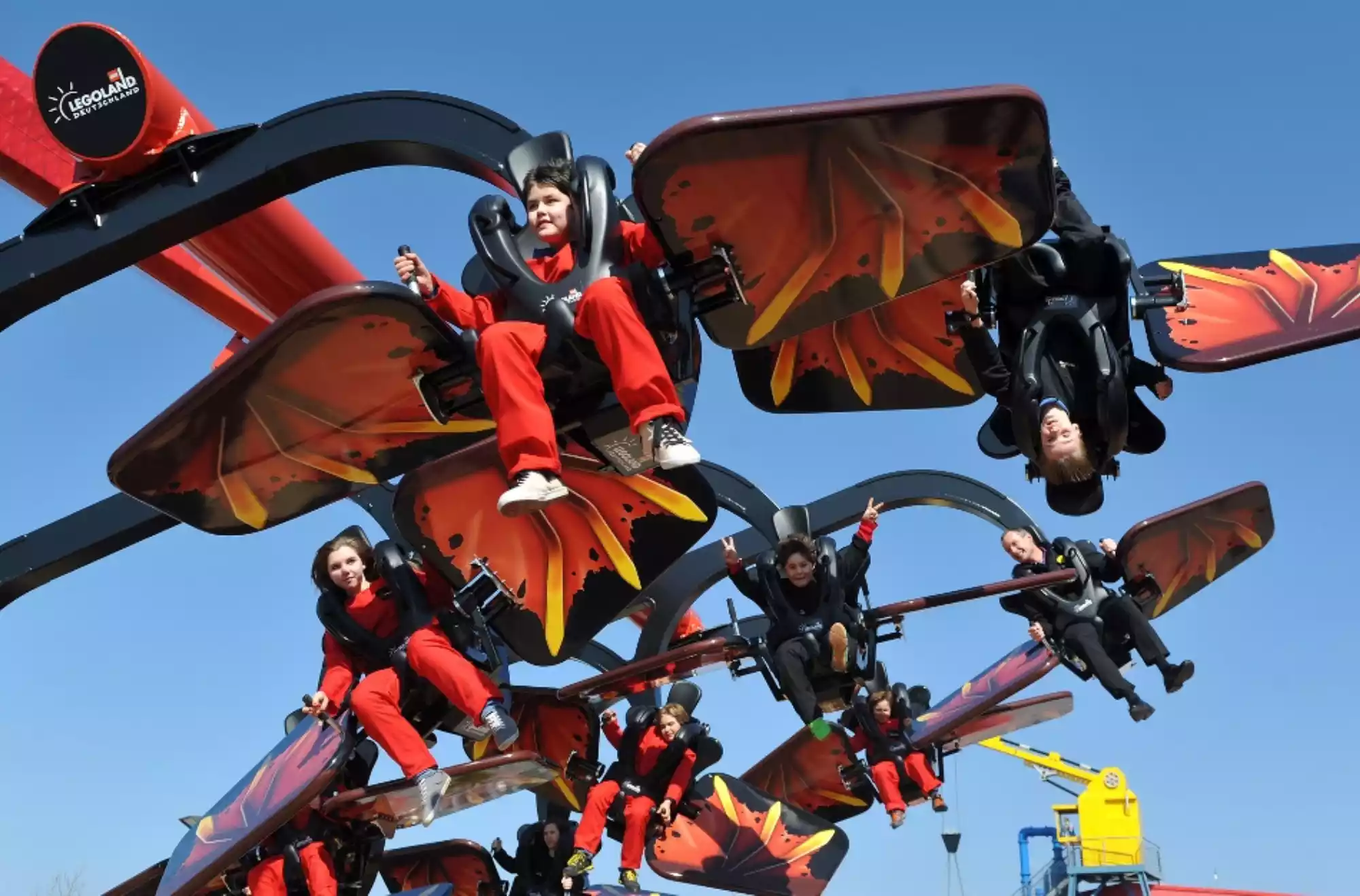 Bambini che si divertono sull’attrazione volante del LEGO NINJAGO World a LEGOLAND Germania, tra adrenalina e avventure per tutta la famiglia.