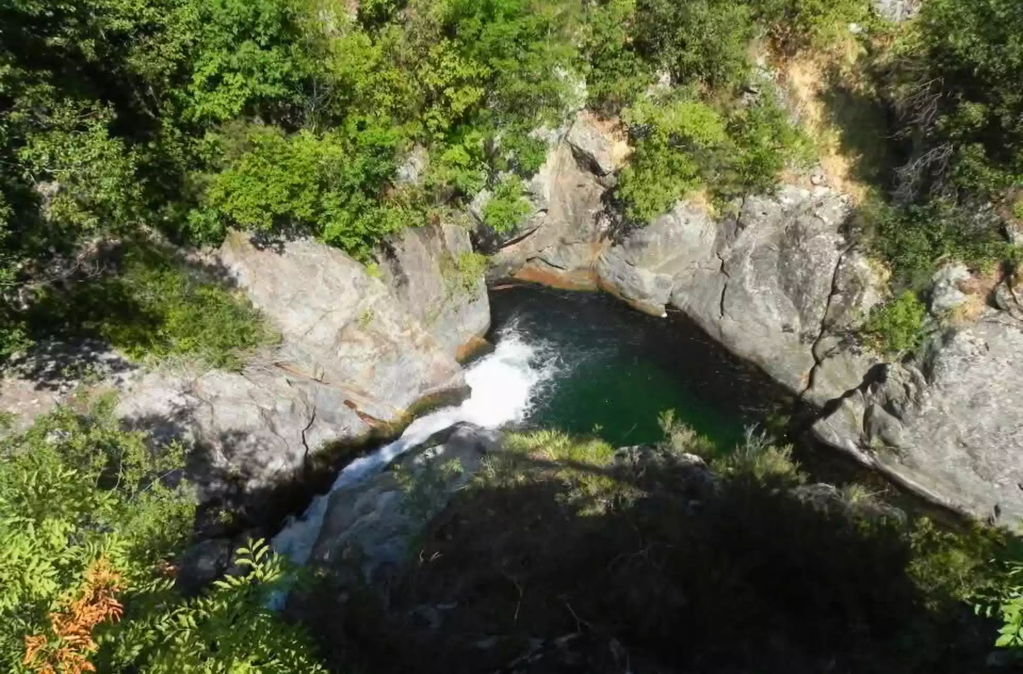 Cascata del Fiume Crocchio tra le rocce delle Valli Cupe in Calabria, circondata da natura incontaminata e foresta