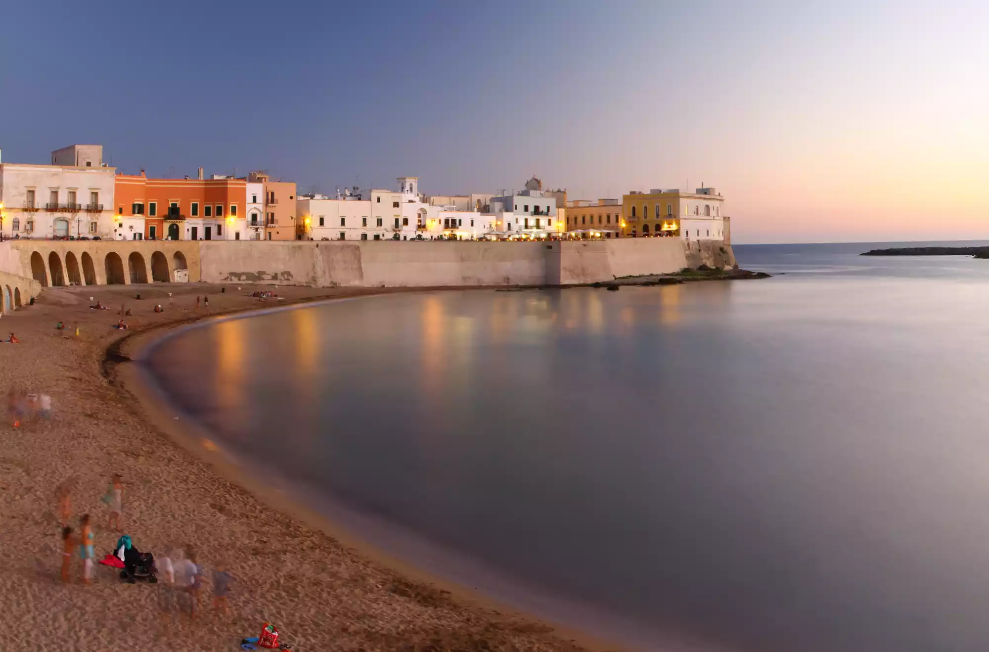 Veduta serale della spiaggia della Purità a Gallipoli
