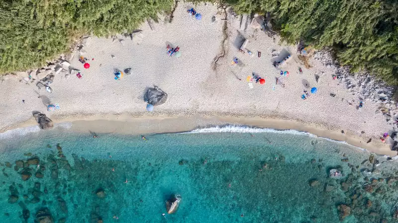 Spiaggia di Michelino a Parghelia, scogli e mare azzurro