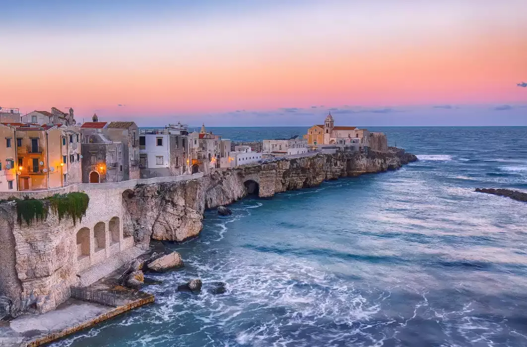 Vieste nel Gargano con costa panoramica e mare azzurro