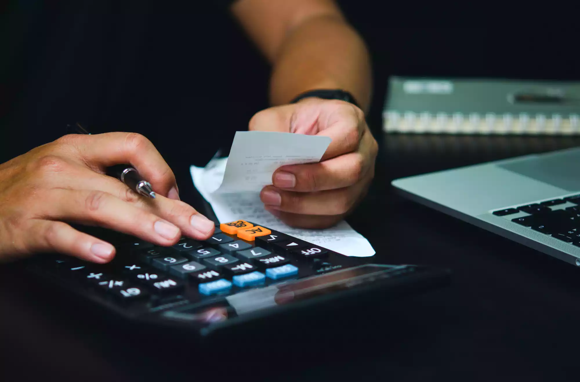 Mani che contano banconote o un preventivo con molte voci di costo, per illustrare le tasse portuali e le spese obbligatorie.