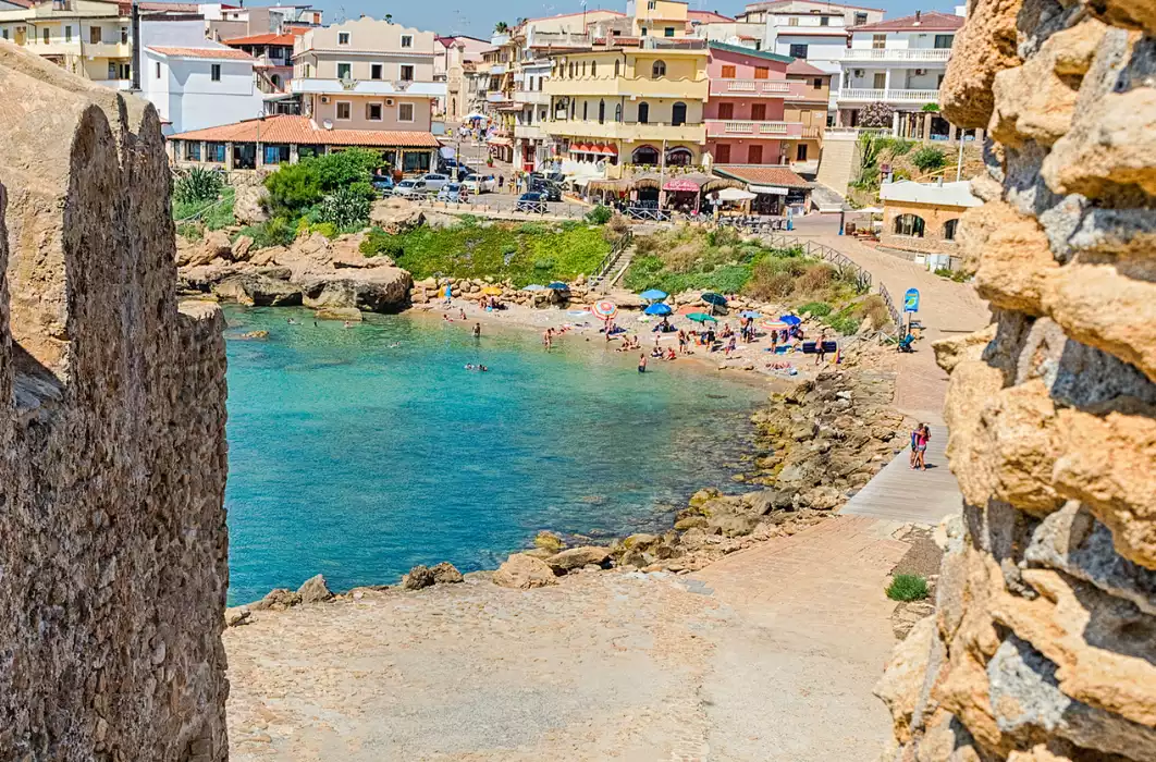 Spiaggia di Le Castella vicino al borgo