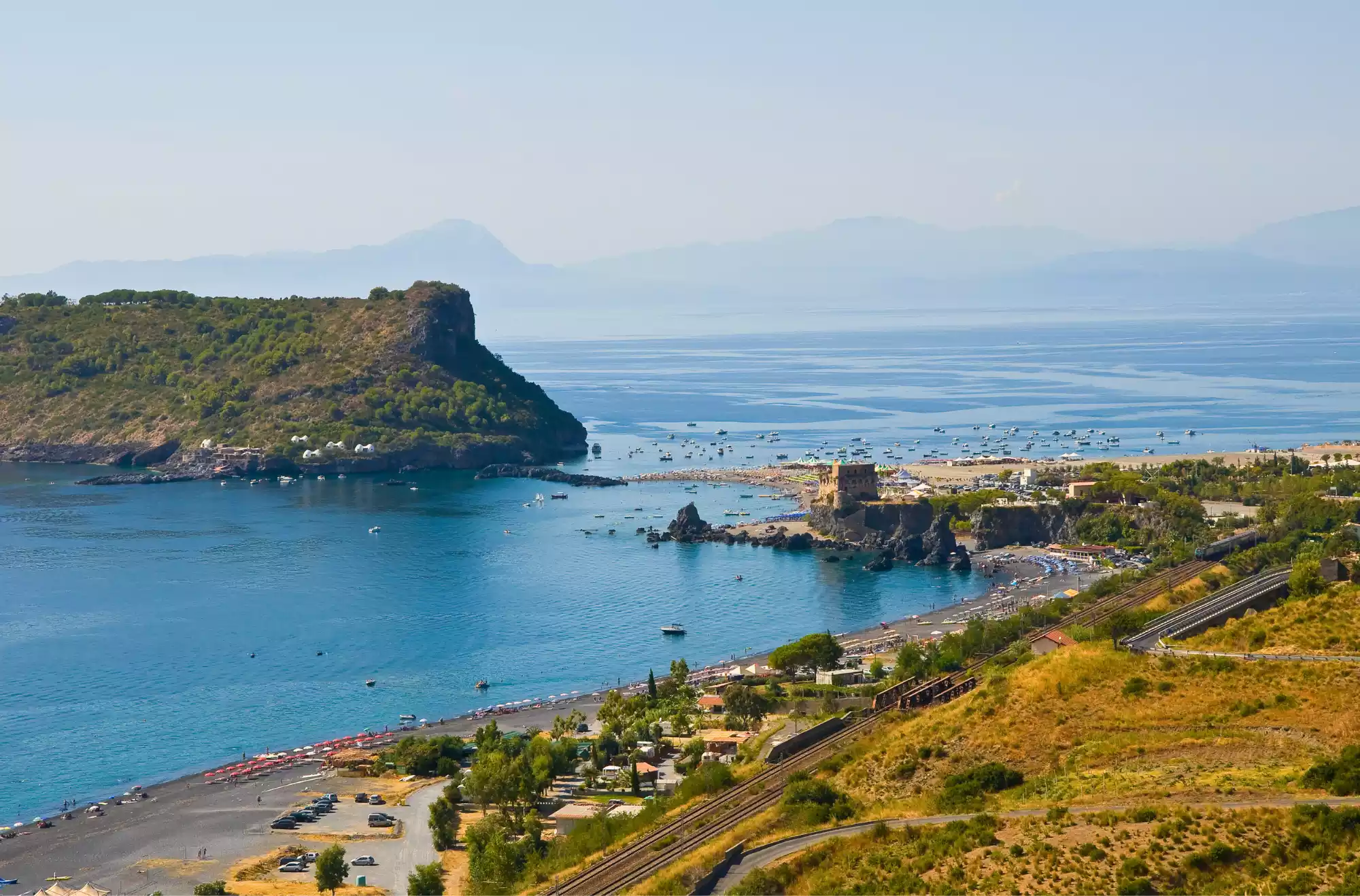 Riviera dei Cedri in Calabria con baia panoramica, promontorio verde e spiaggia ampia sul Mar Tirreno