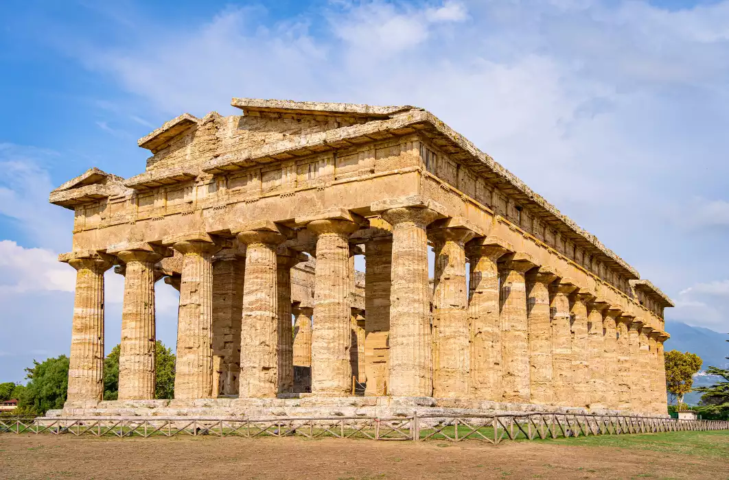 Il Tempio di Nettuno a Paestum illuminato dal sole