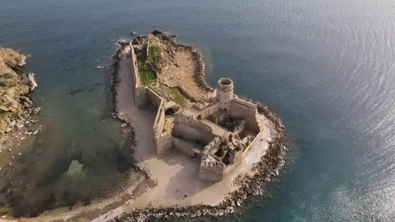 Fortezza di Le Castella affacciata sul Mar Ionio