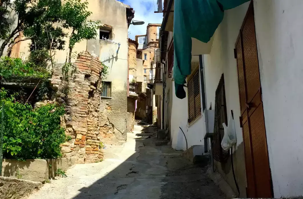 Dettaglio di una stradina nel centro storico di Nicotera