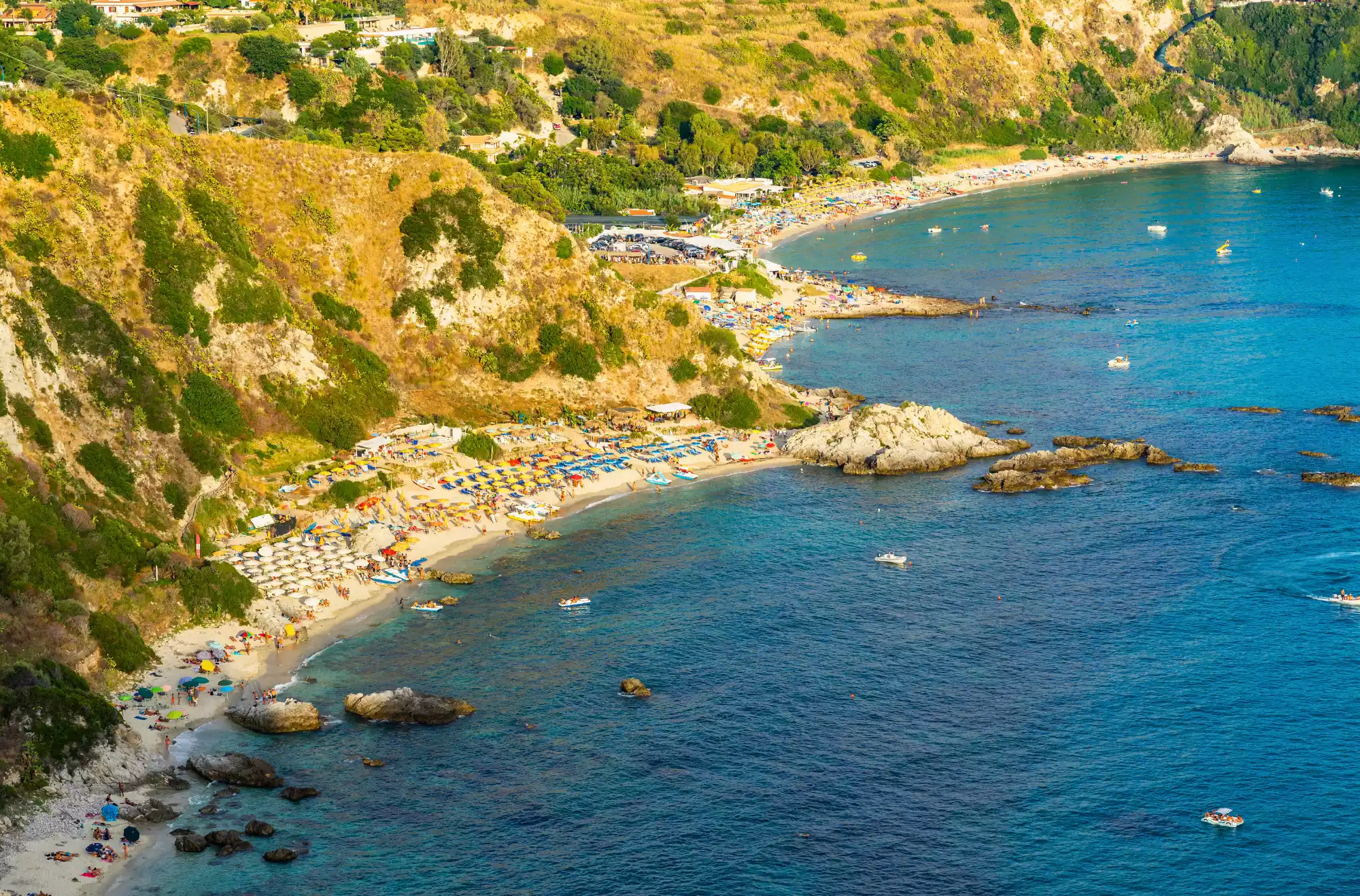  Spiaggia di Grotticelle, Capo Vaticano (Ricadi) – Una delle spiagge più belle della Calabria, con sabbia bianca, scogliere e mare cristallino. Ideale per nuotare, prendere il sole e fare snorkeling nella Costa degli Dei.