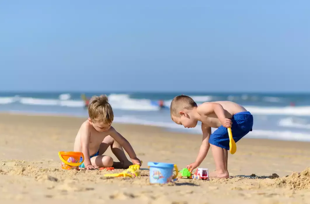 Spiaggia sabbiosa comoda per famiglie con bambini