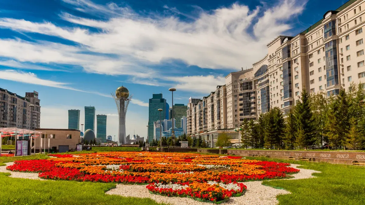 Torre Bayterek e skyline di Astana in Kazakistan