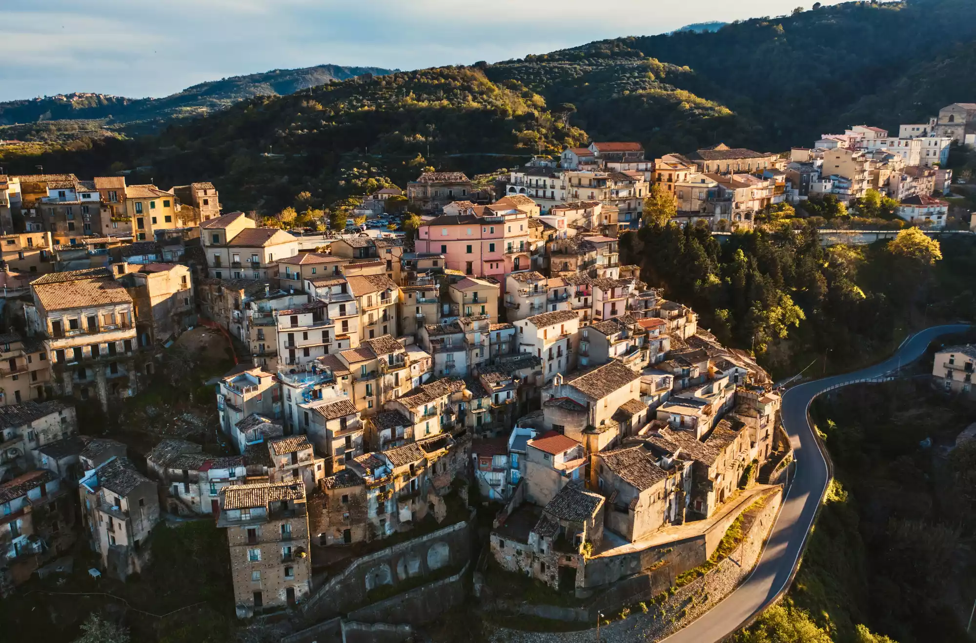 Vista aerea sul borgo medievale di Badolato