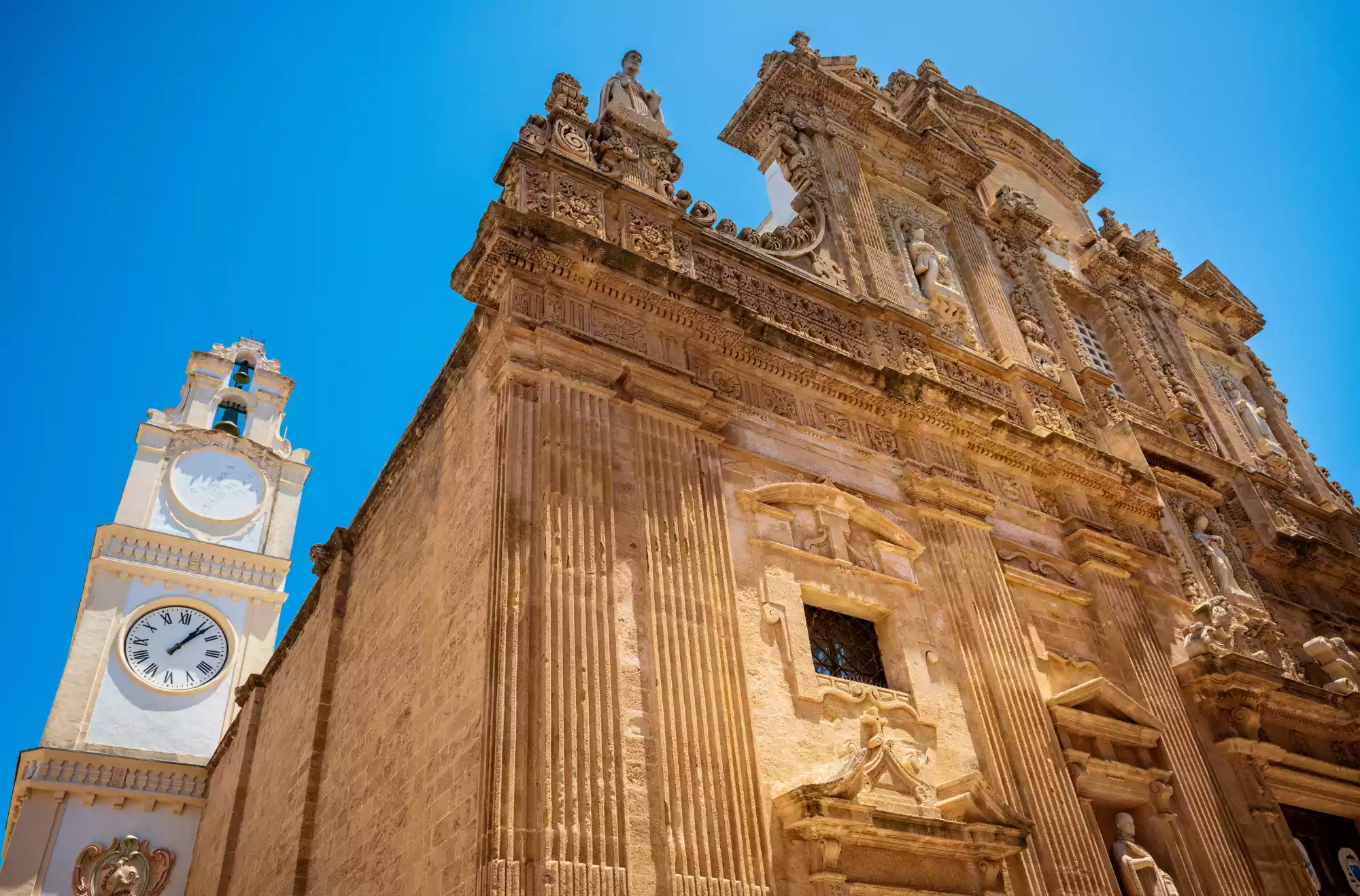 Facciata barocca della Cattedrale di Sant’Agata e campanile con orologio a Gallipoli