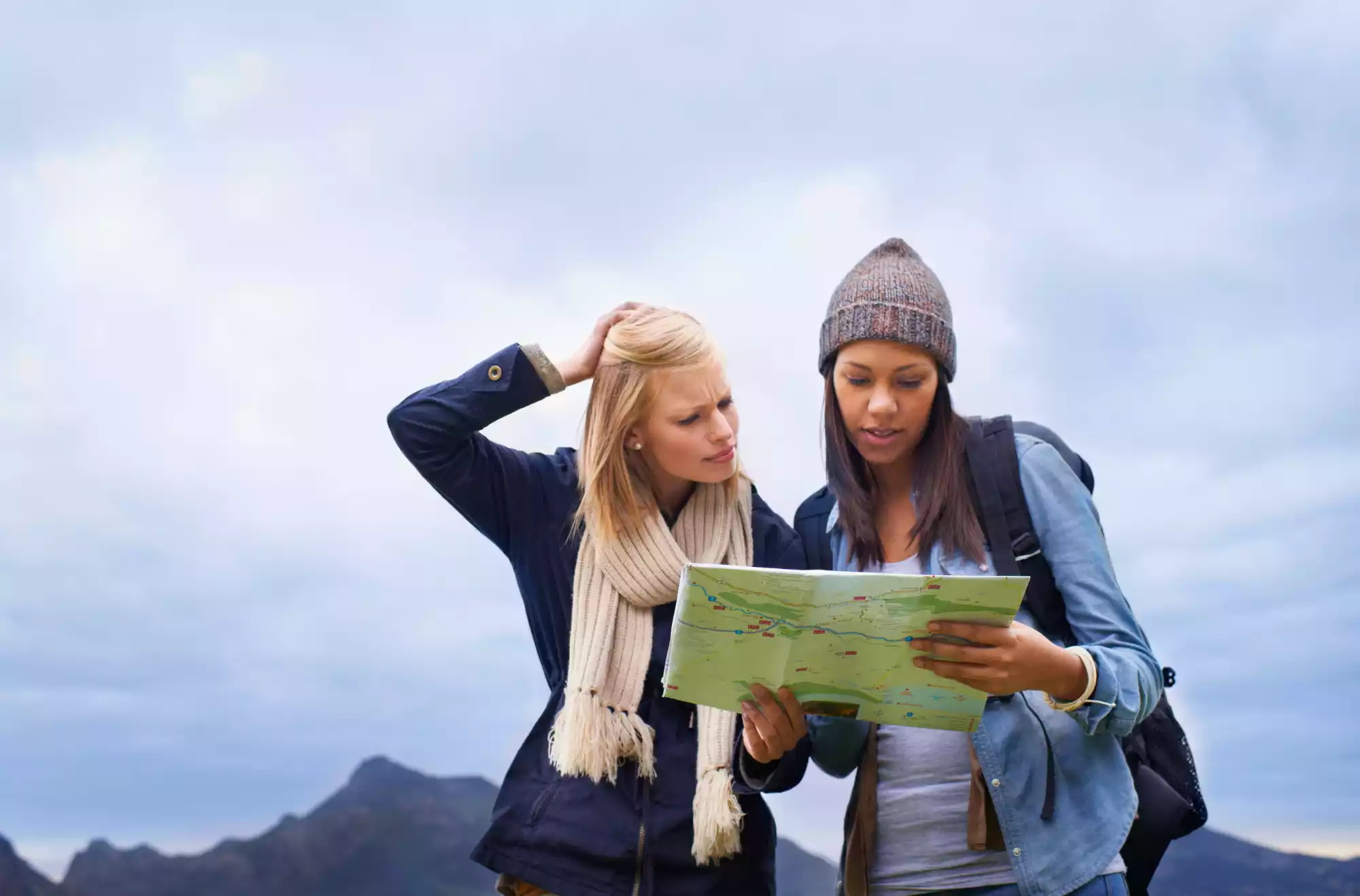 due turiste perse in in una destinazione, esempio di imprevisti nei viaggi organizzati solo con intelligenza artificiale