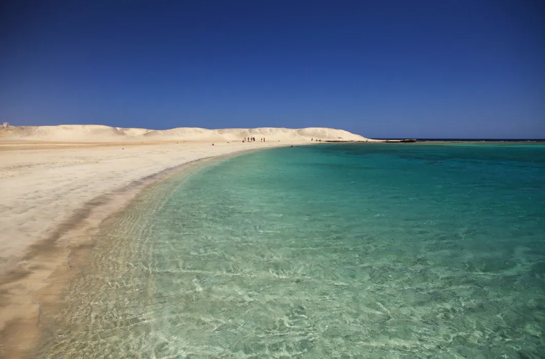 Spiaggia e mare a Marsa Alam lungo la costa del Mar Rosso