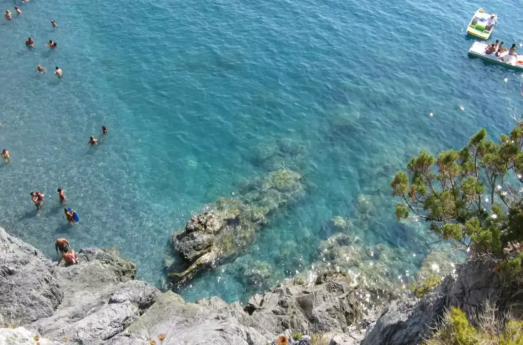 Costa degli Dei in Calabria con mare limpido e paesaggio costiero