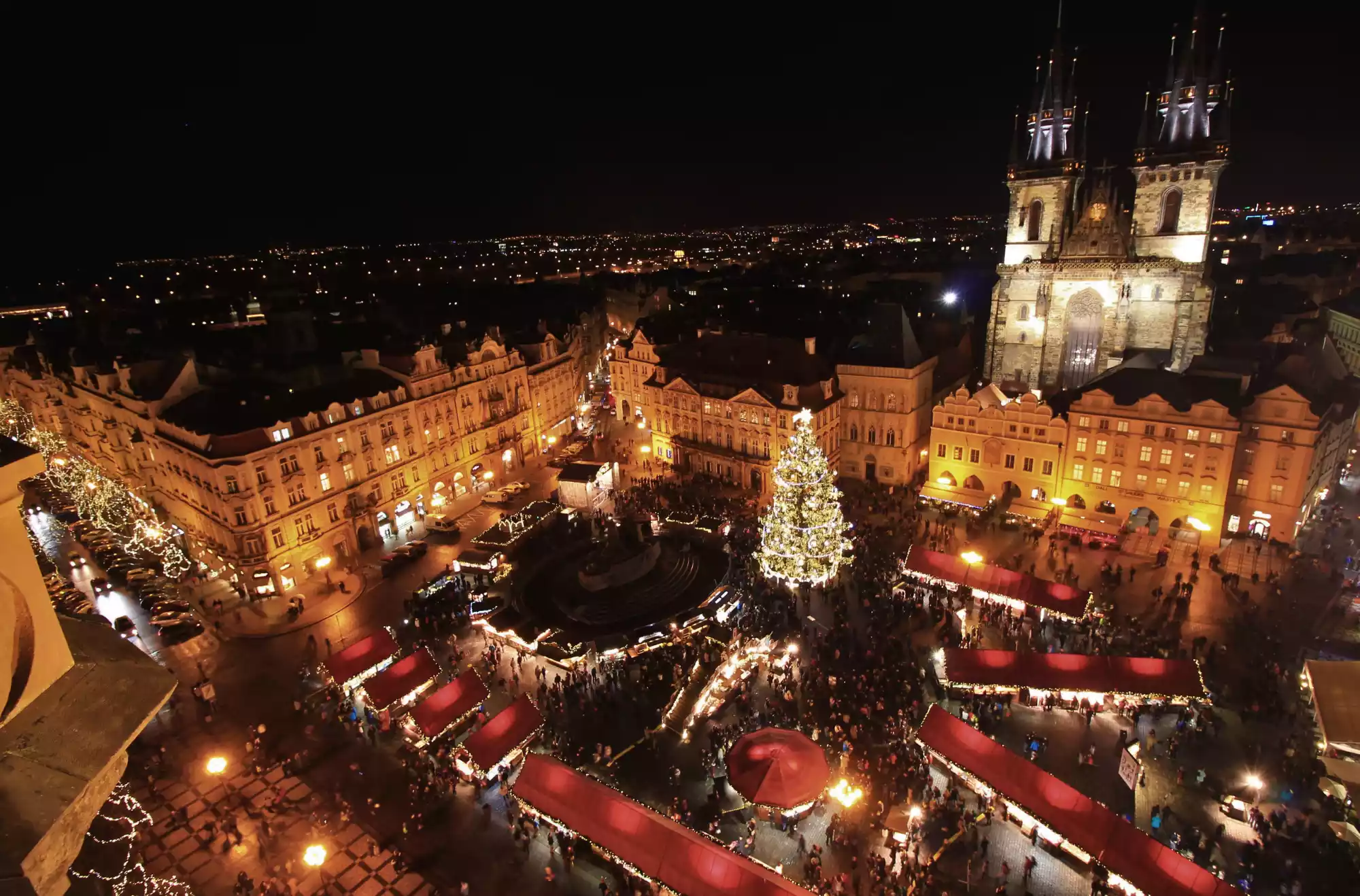 I mercatini di Natale di Praga visti dall'alto, panoramica su Piazza del Consiglio decorata per Natale