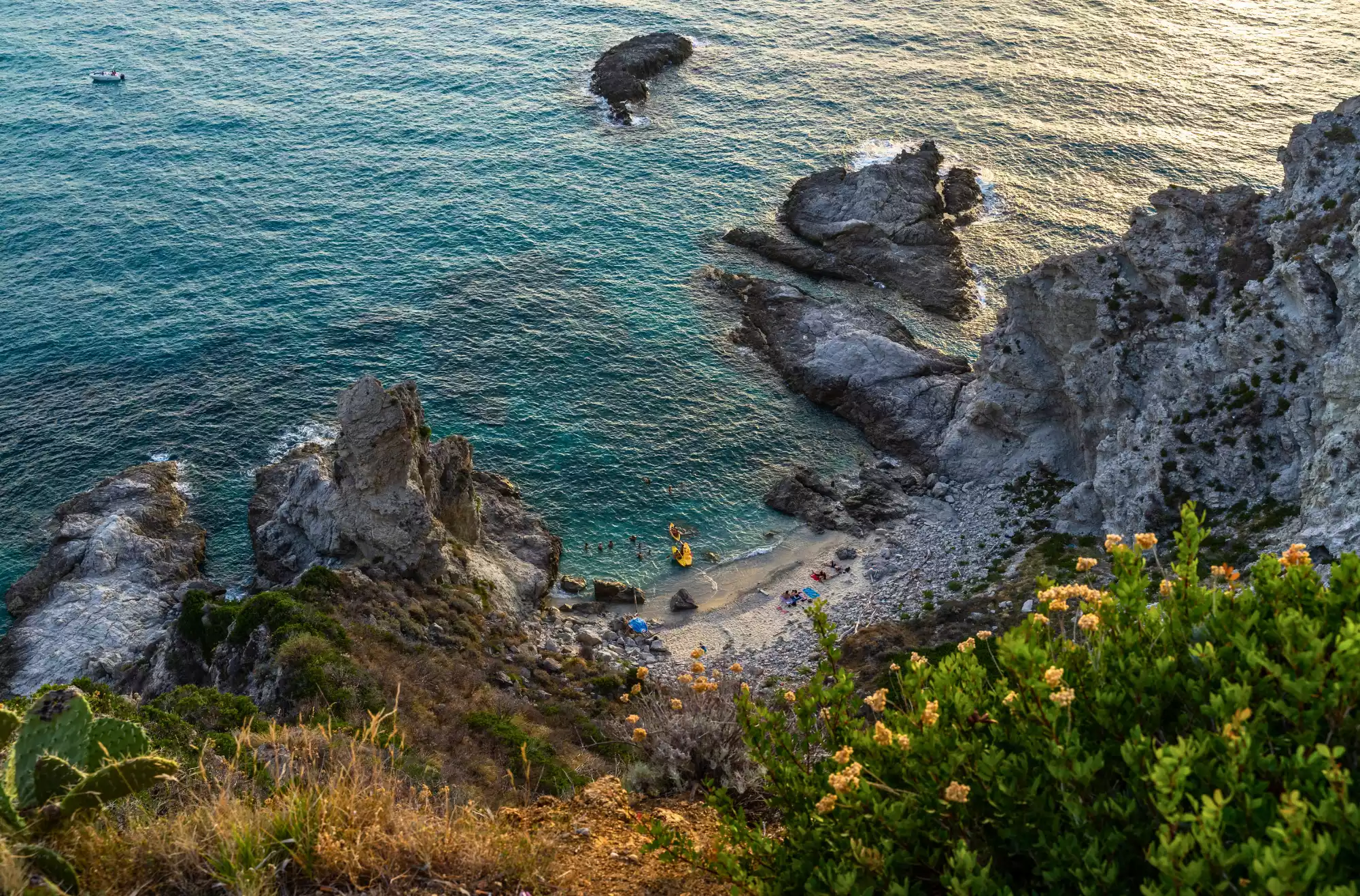  Praia I Focu, Capo Vaticano (Ricadi) – Una caletta nascosta accessibile solo via mare, circondata da alte scogliere e natura incontaminata. Meta perfetta per chi cerca tranquillità, snorkeling e panorami mozzafiato.
