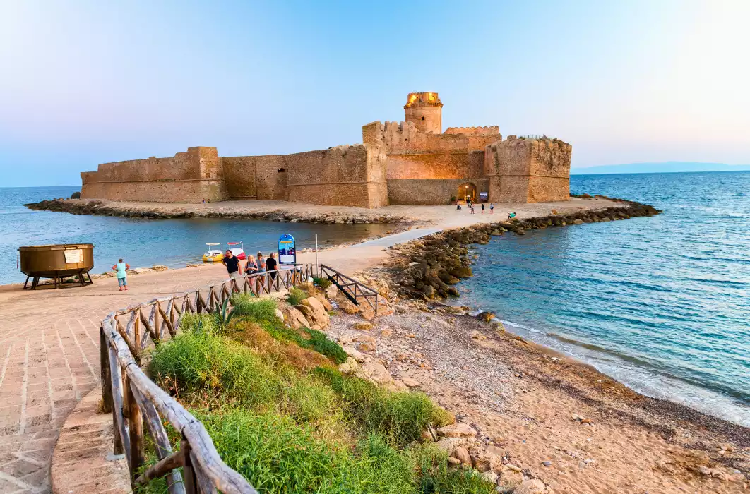 Castello Aragonese di Le Castella visto dal borgo