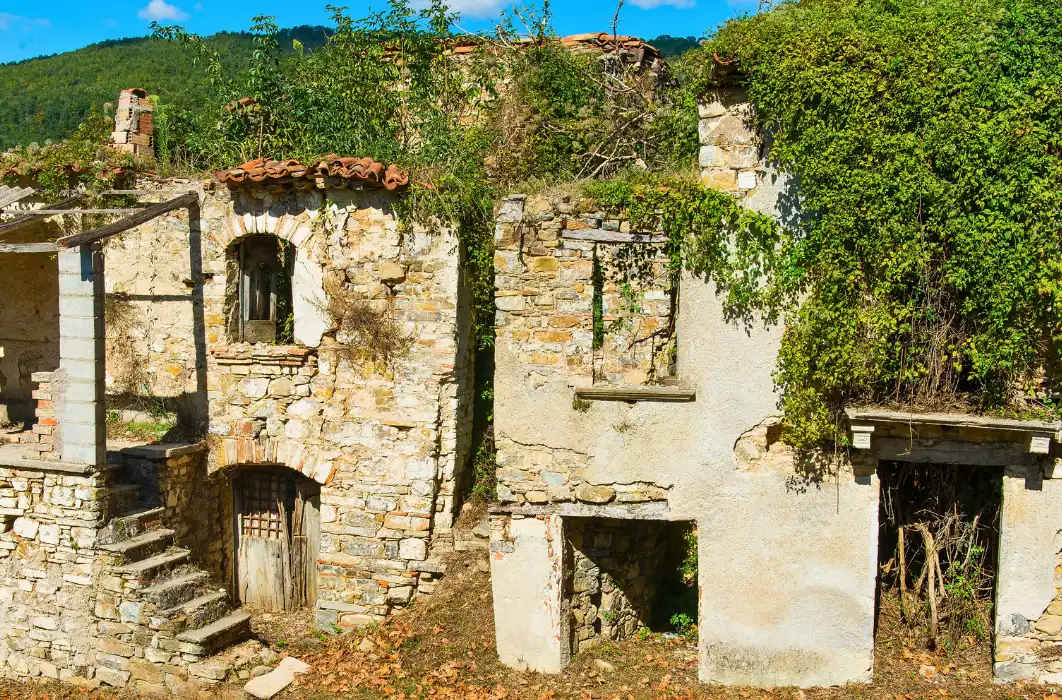 Scorcio delle case in pietra del borgo fantasma di Roscigno Vecchia.