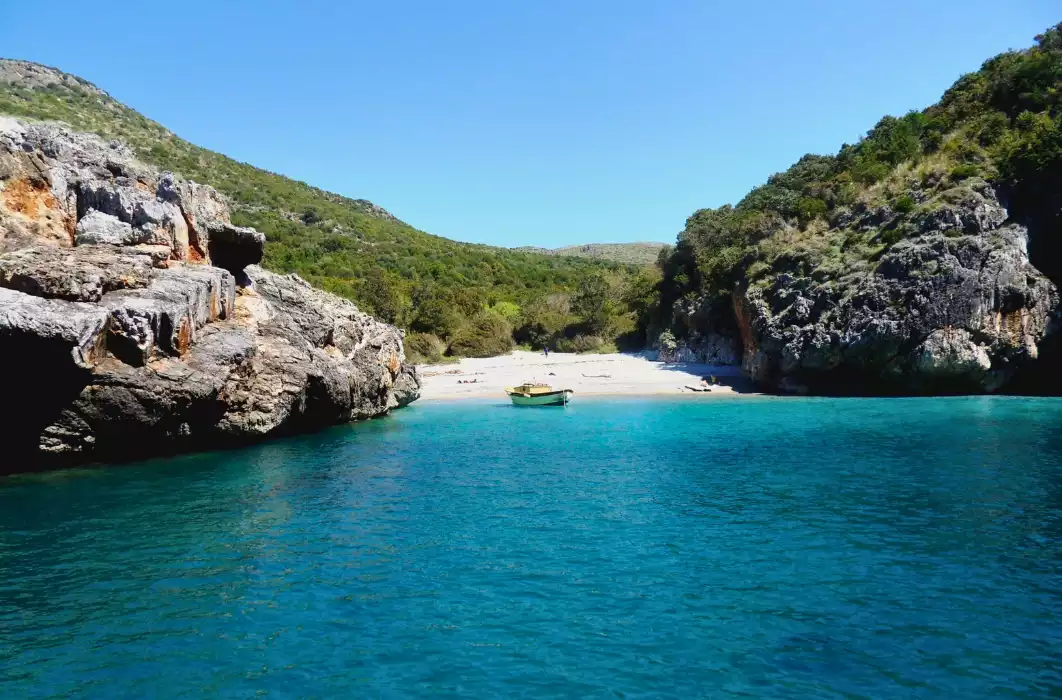 Acque cristalline e sassi bianchi della spiaggia di Cala Bianca a Marina di Camerota.