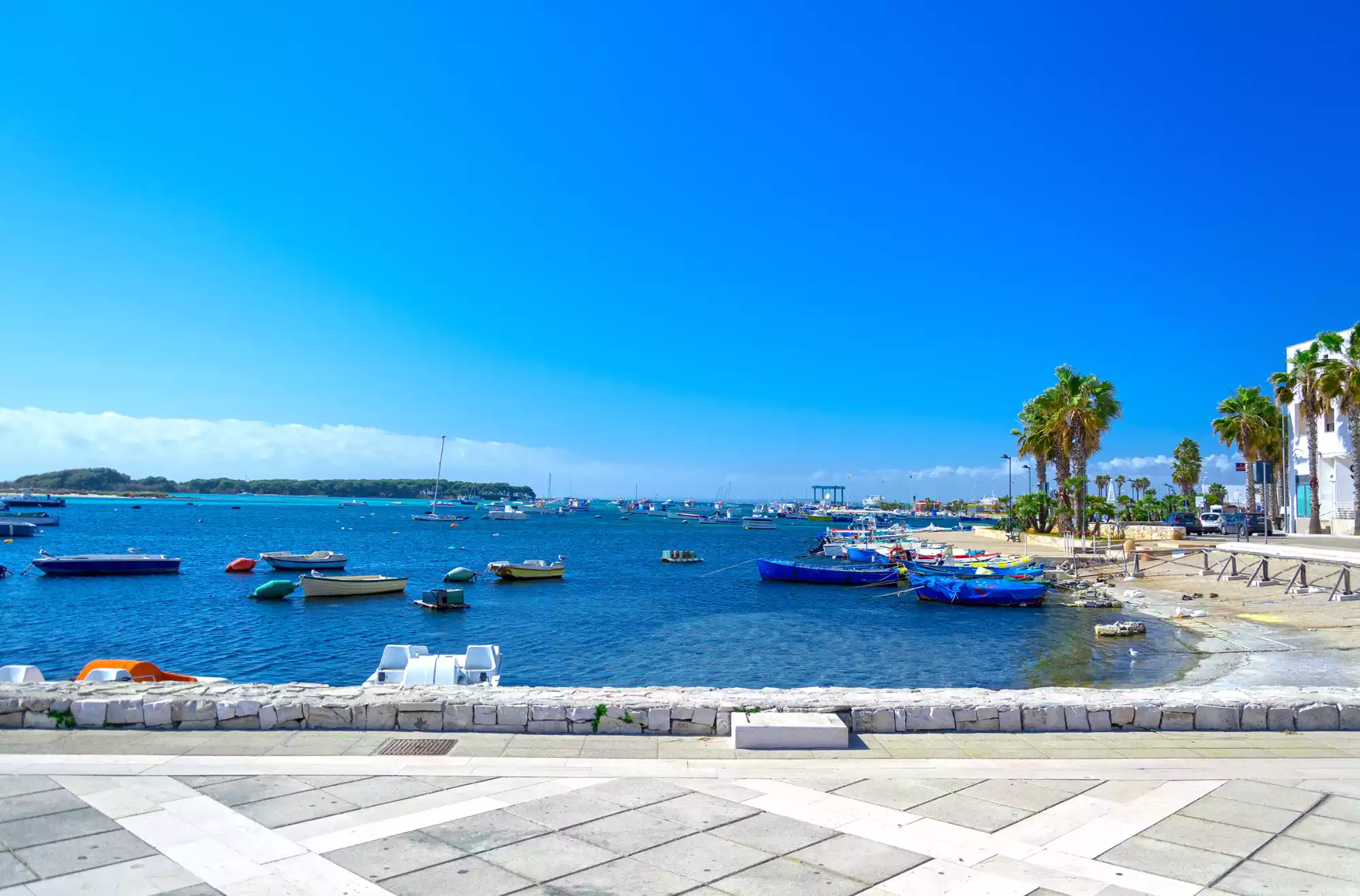 il porticciolo di Porto Cesareo sotto il centro storico