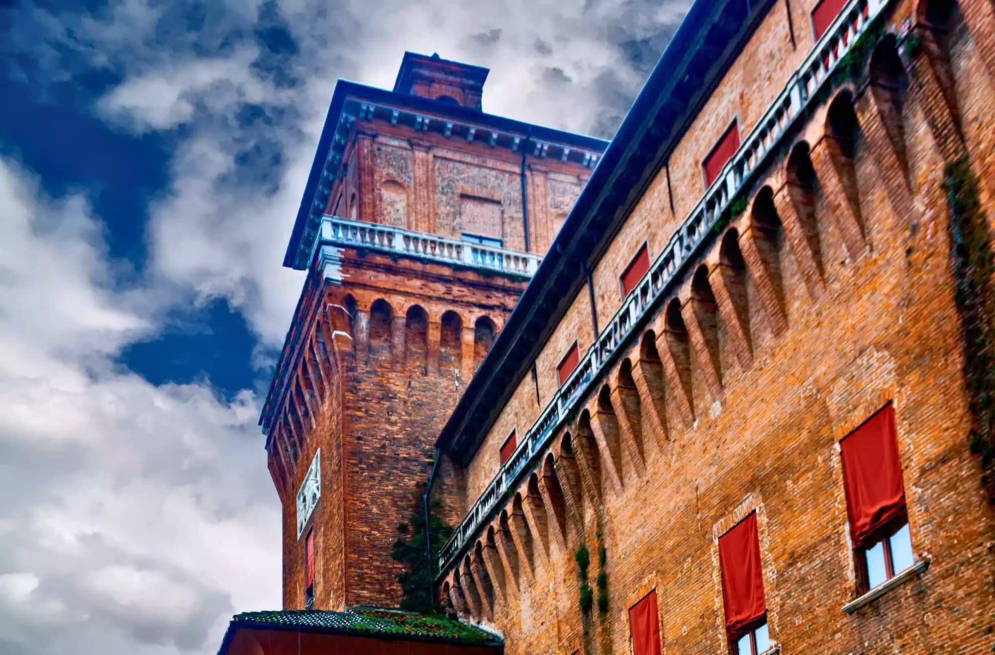 Castello Estense a Ferrara in una giornata di pioggia