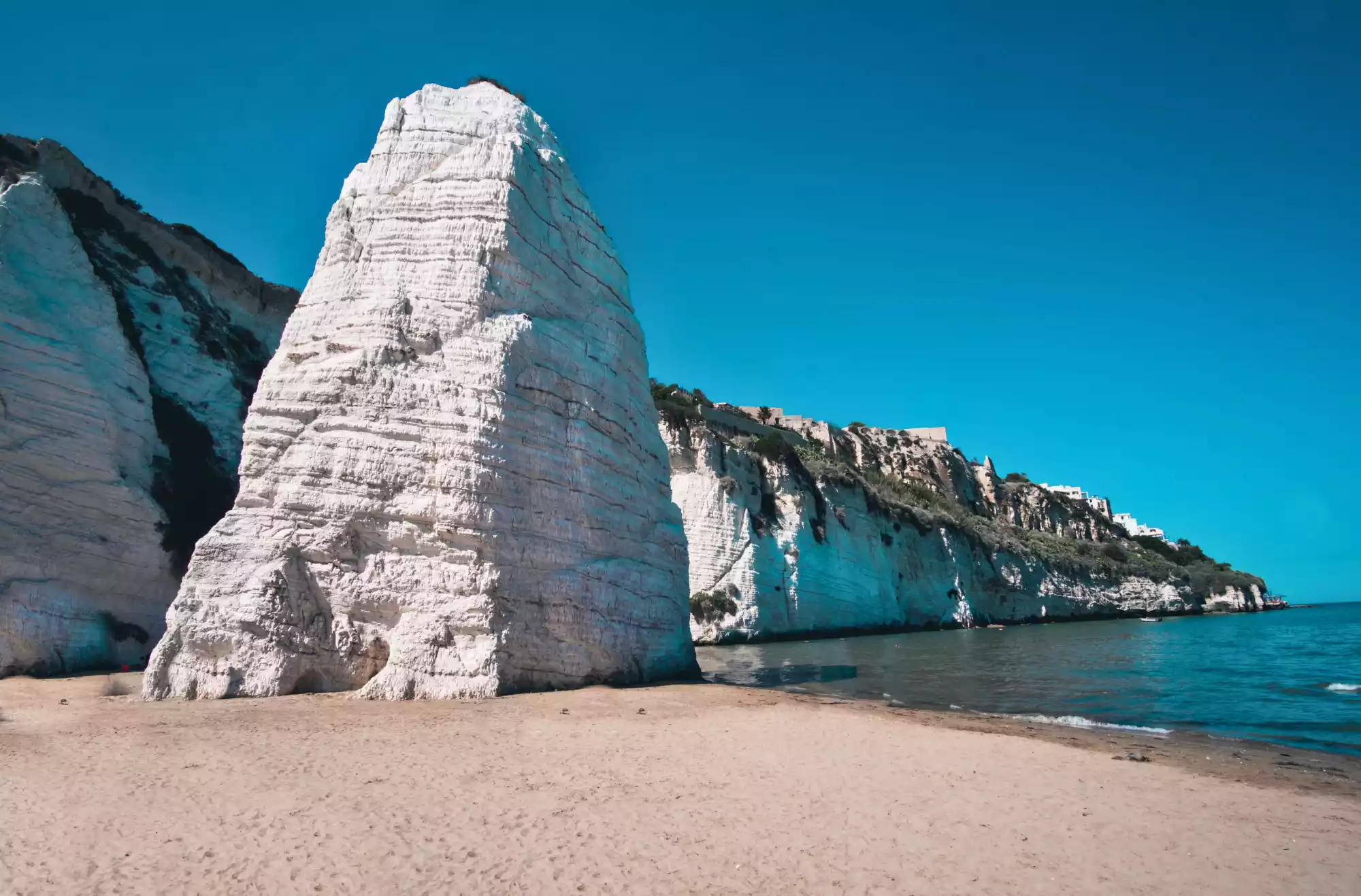 spiaggia vieste pizzomunno al mattino con focus su monolite