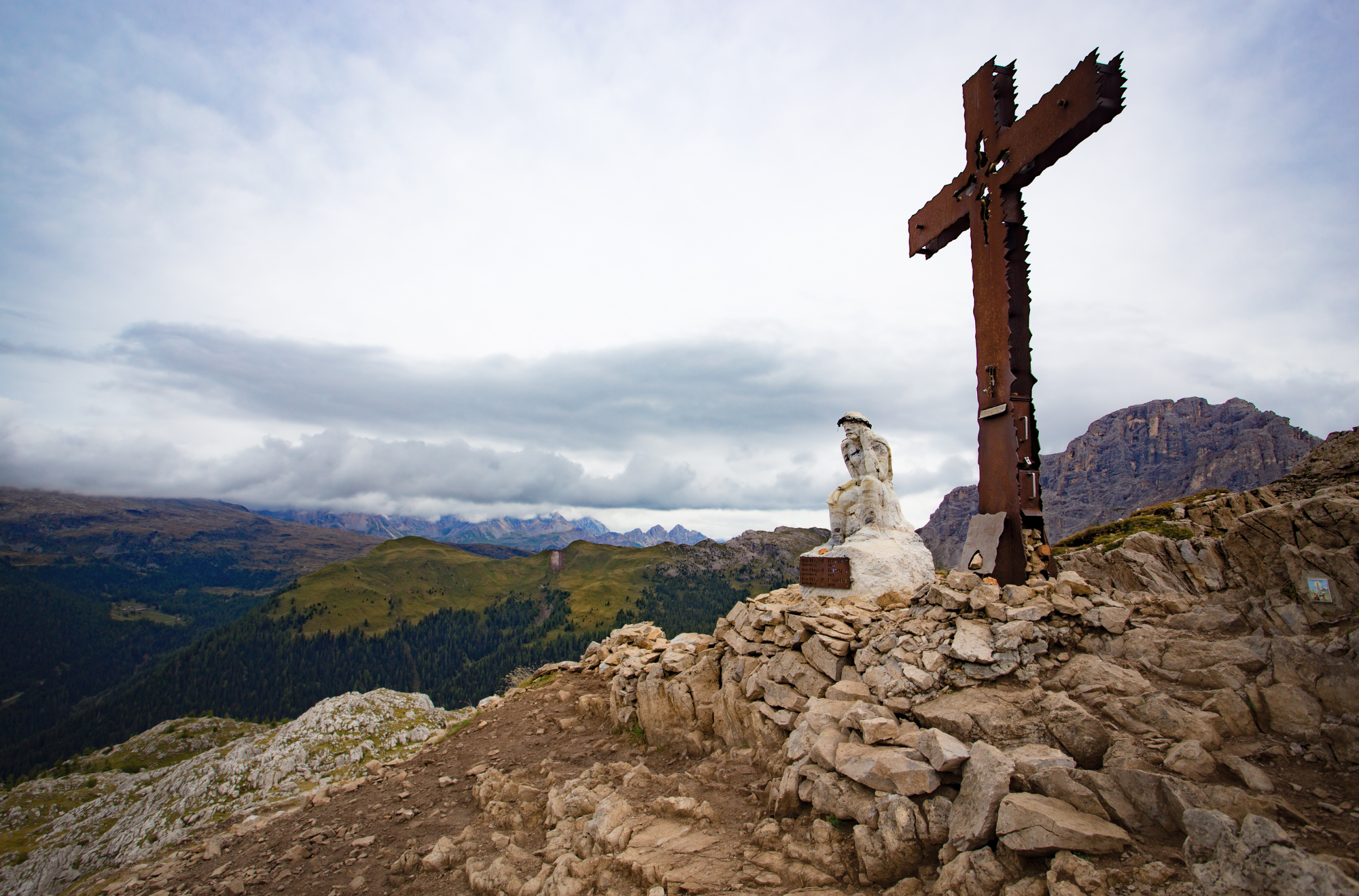 statua del cristo pensante San Martino di Castrozza