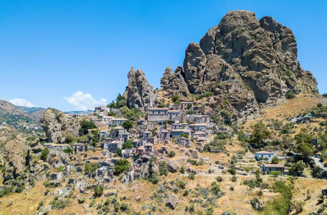 Monte Calvario e rupe a forma di mano di Pentedattilo