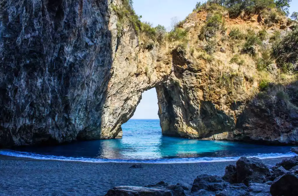 arco di arcomagno con veduta dalla spiaggia a San Nicola Arcella
