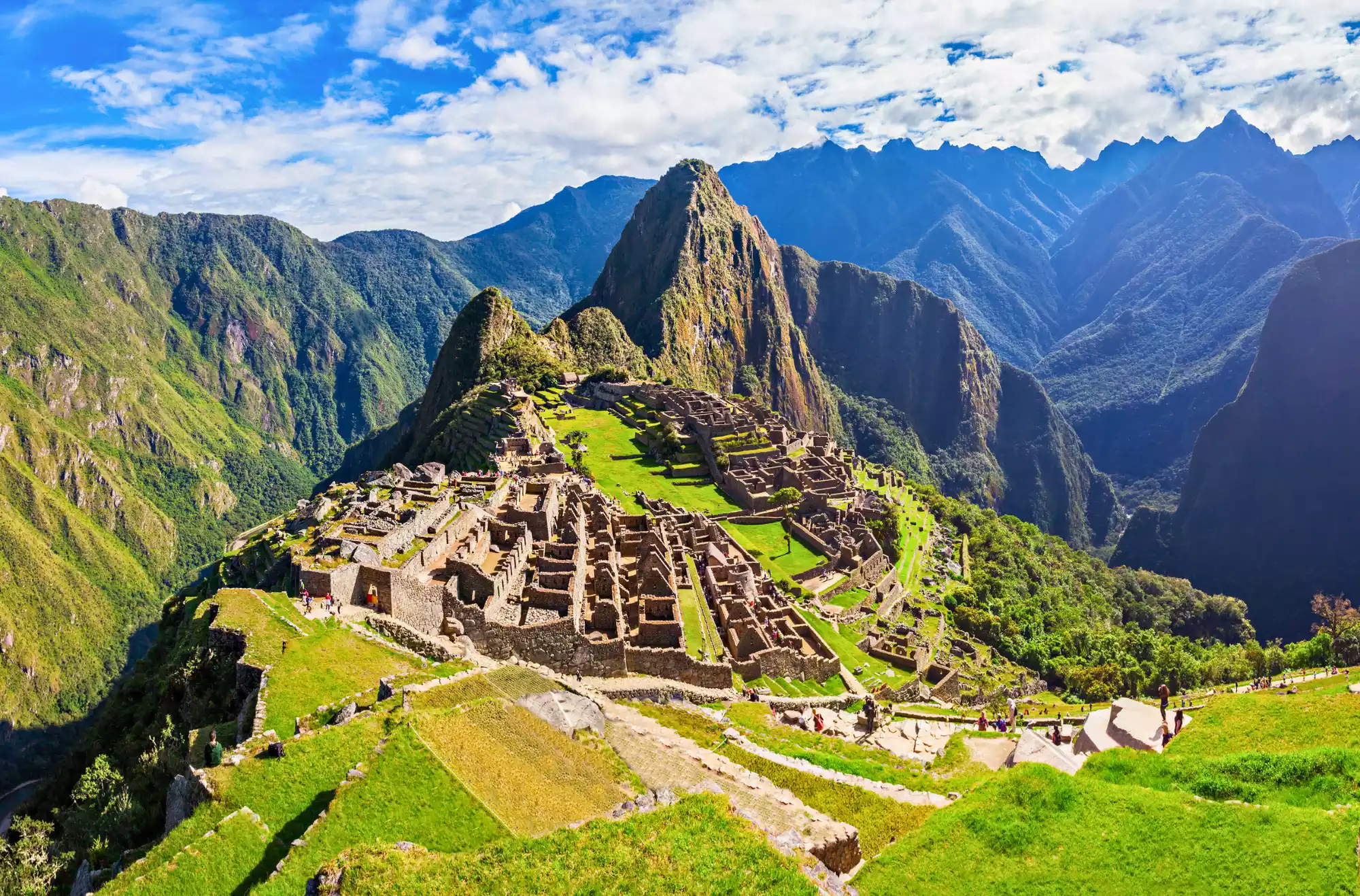 Rovine di Machu Picchu viste dall’alto tra le montagne del Perù