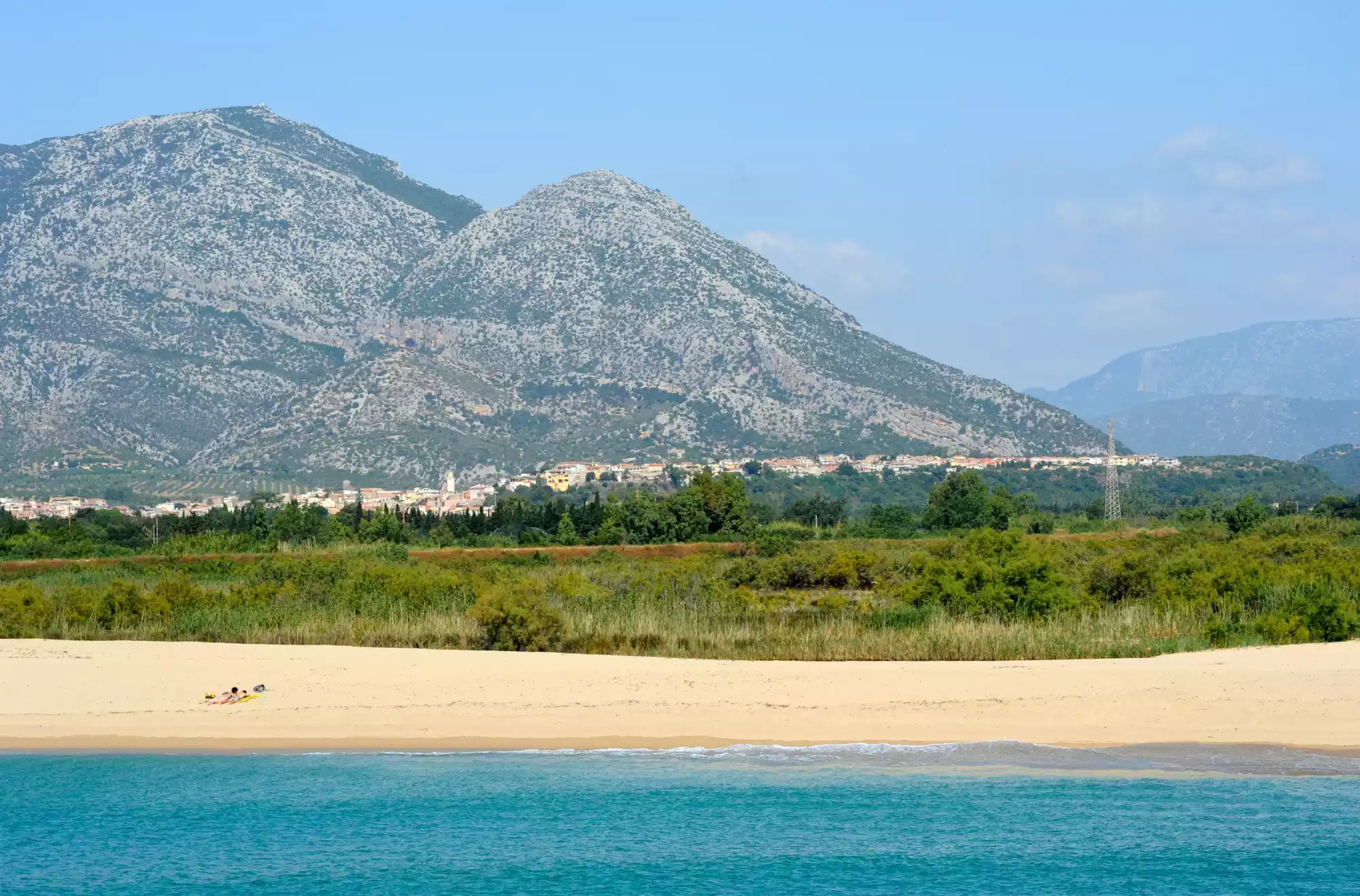 Vista sulla spiaggia della Marina di Orosei nel Golfo di Orosei in Sardegna