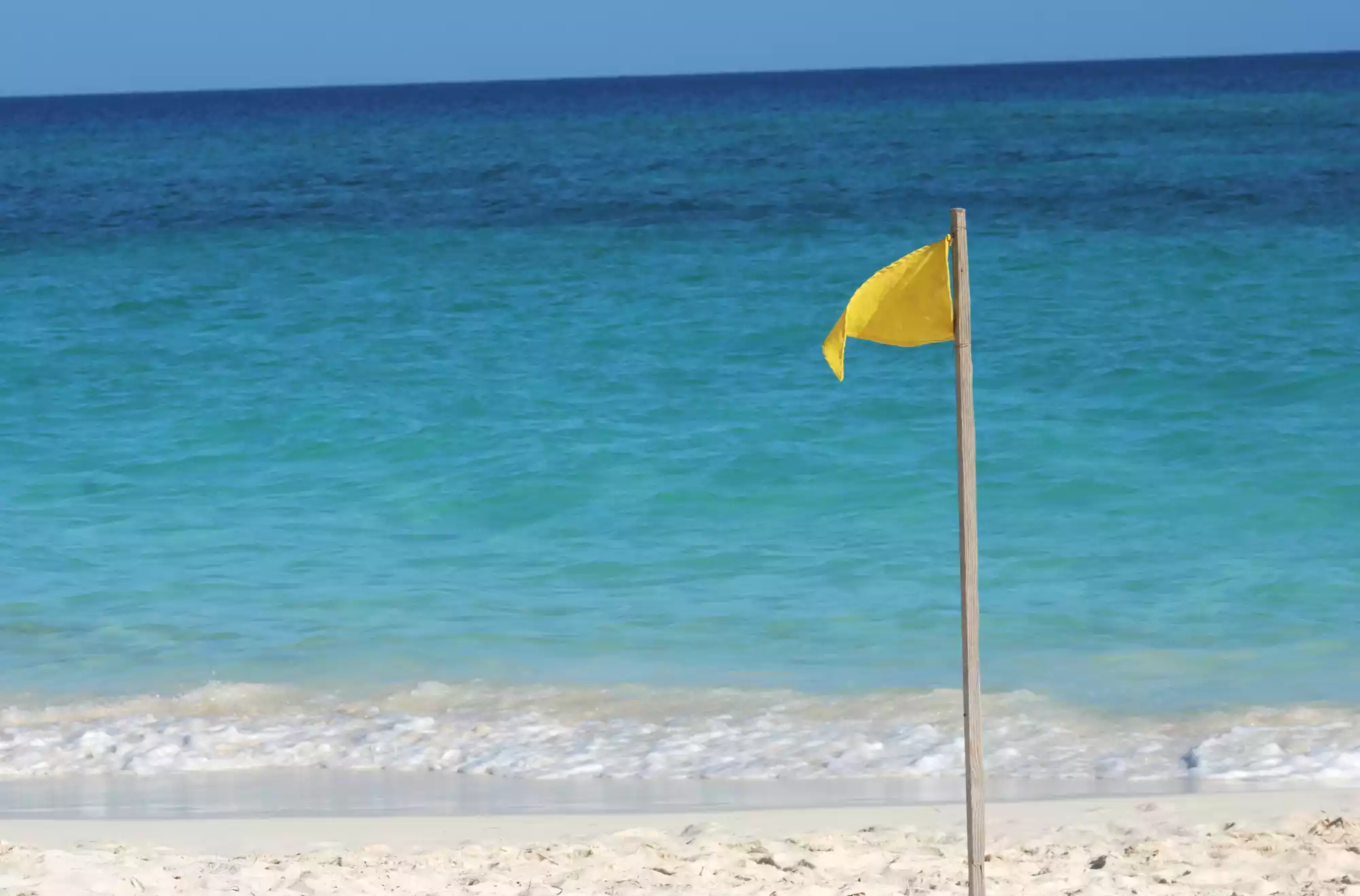 bandiera gialla in spiaggia