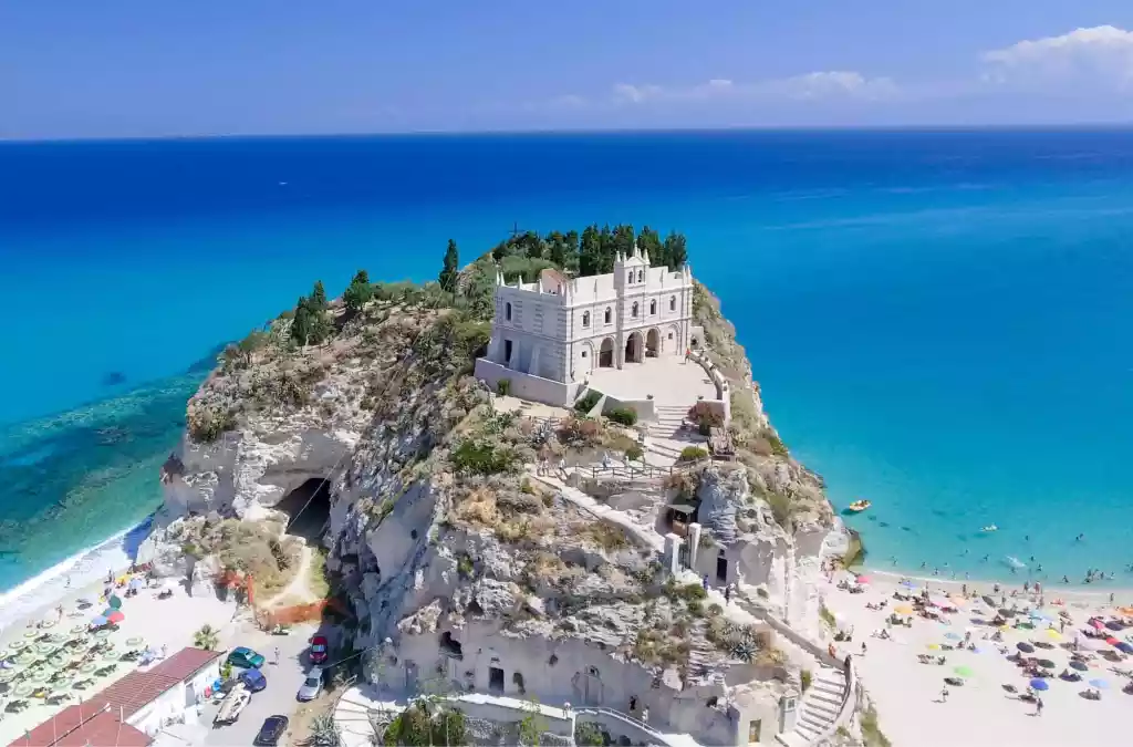 vista dall'alto del Santuario della Madonna dell'Isola di Tropea in Calabria