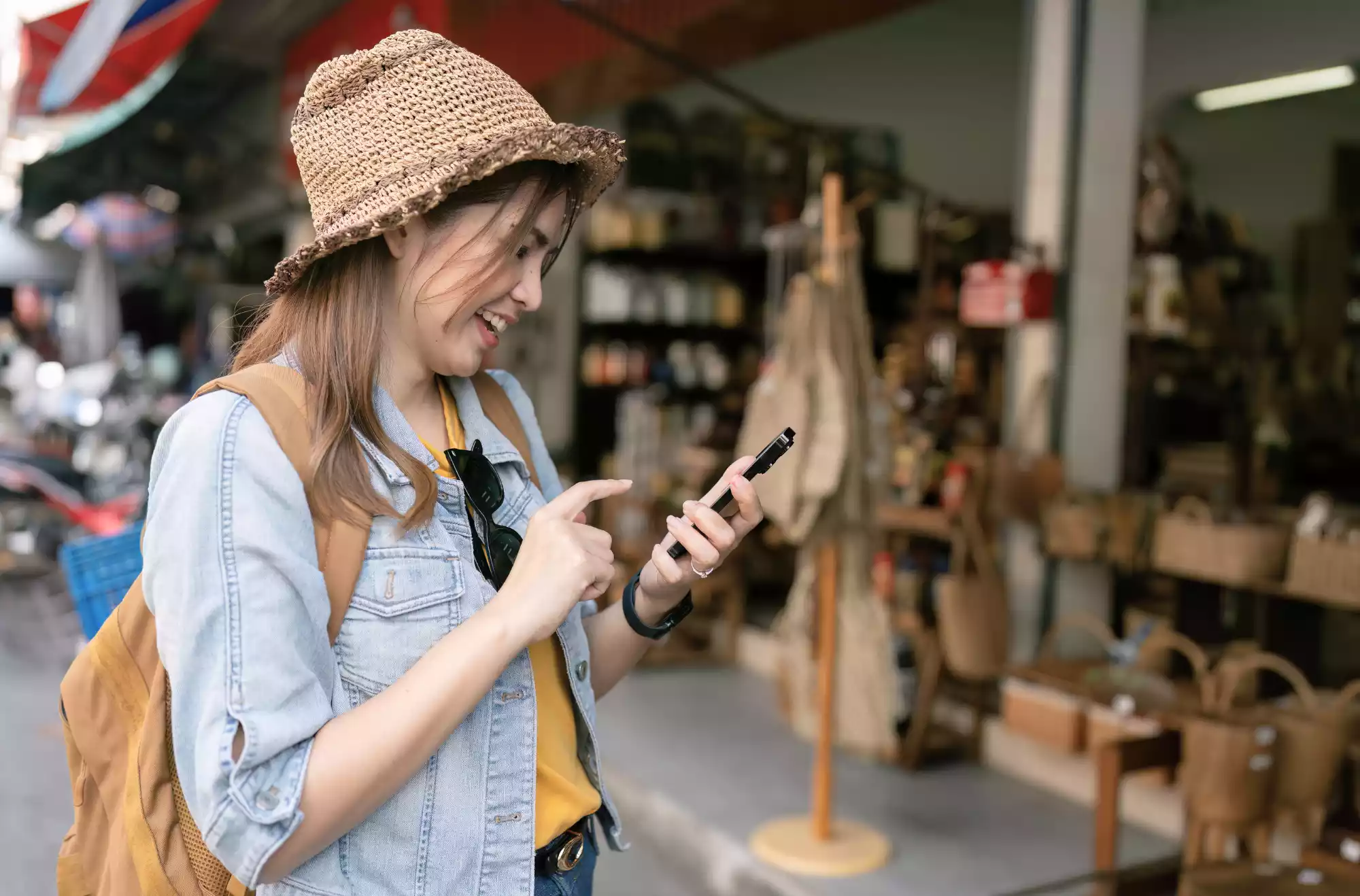 Viaggiatrice felice in una destinazione autentica, simbolo di viaggio ibrido digitale e tour operator