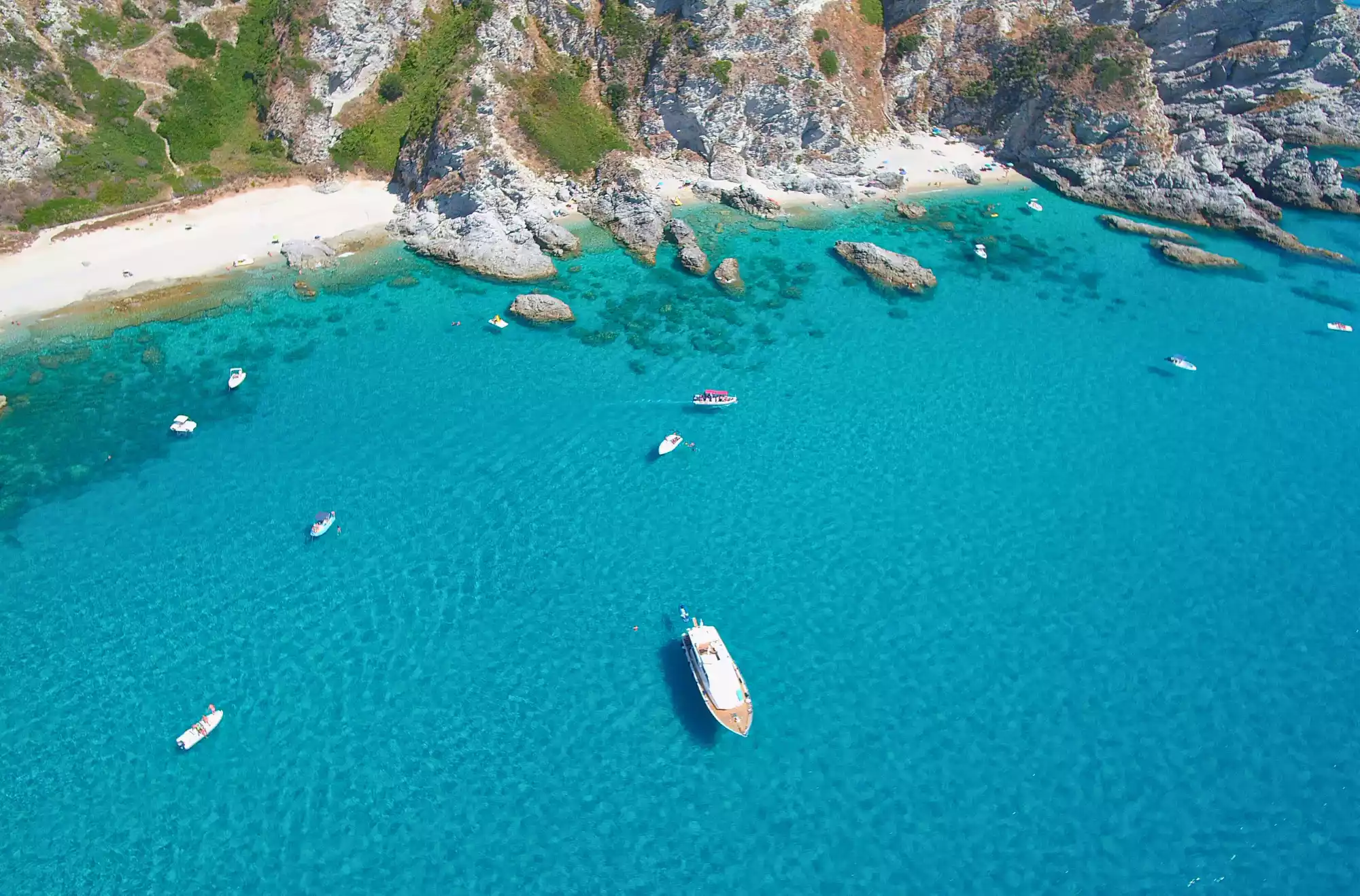 Vista aerea su mare cristallino e calette vicino ai villaggi Capo Vaticano, Calabria