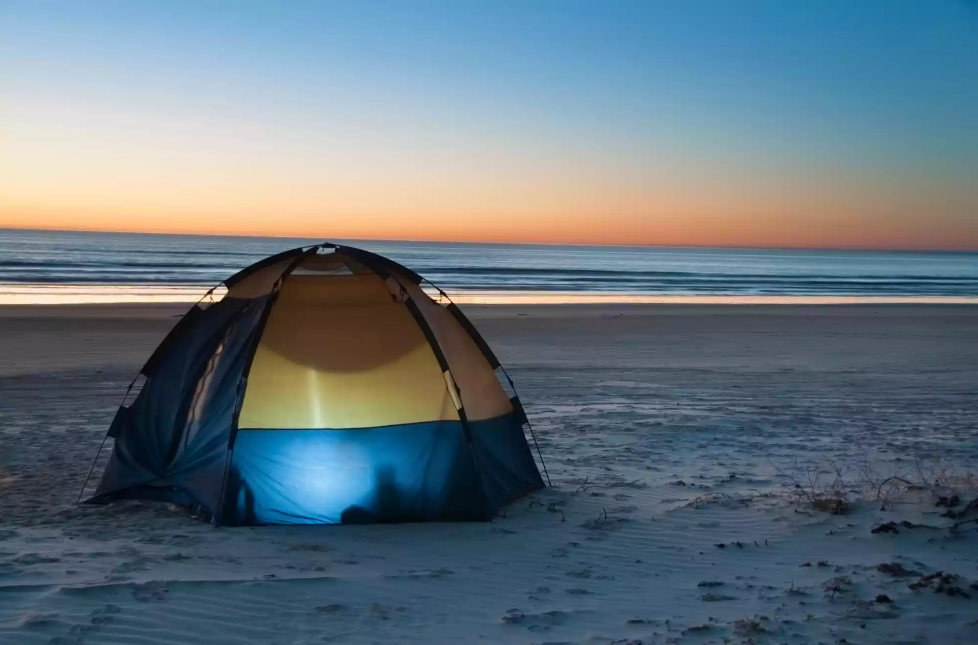 foto rappresentativa di una tenda da campeggio in spiaggia