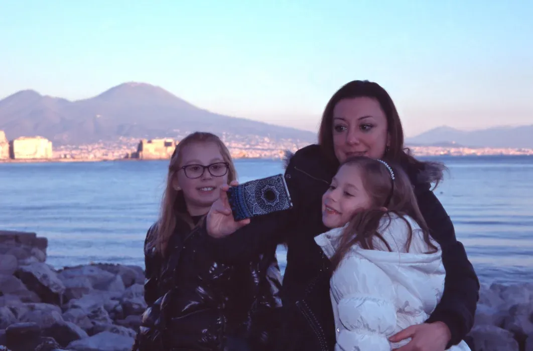 Famiglia in vacanza durante i ponti scolastici del 2027