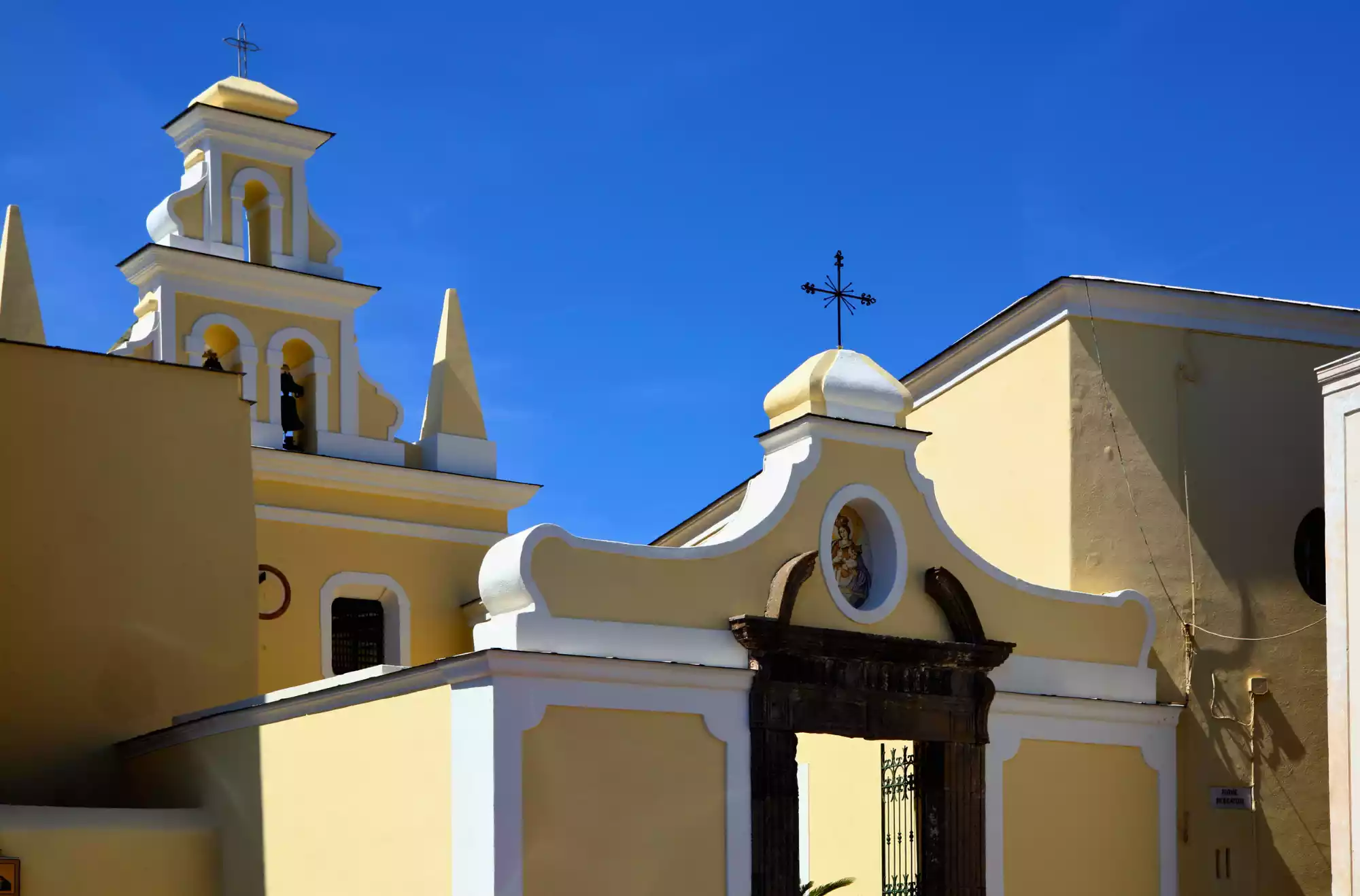 Dettaglio dell'ingresso della chiesa di San Vito a Forio d'Ischia